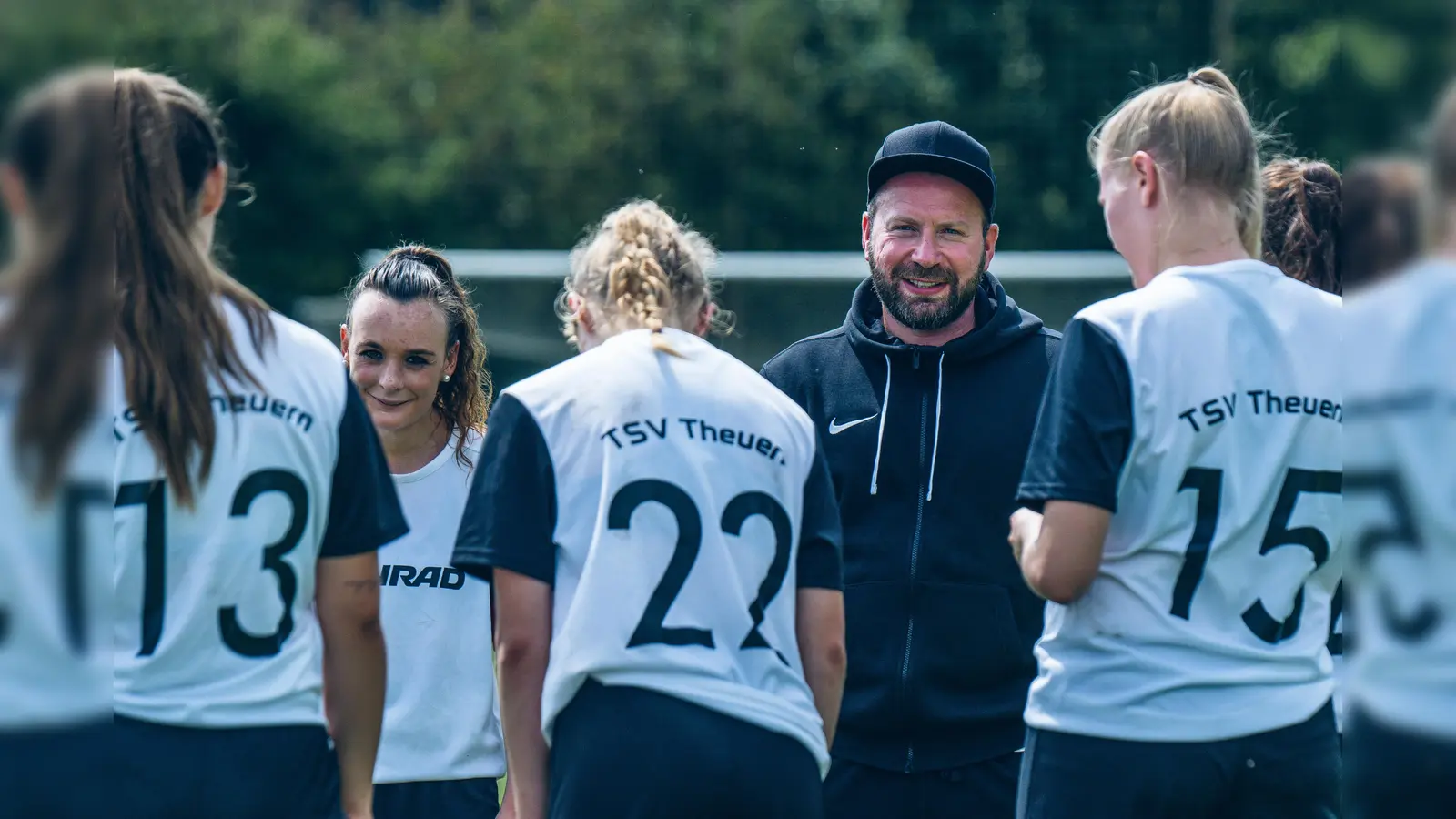 Florian Weber nach dem 4:0-Sieg gegen den 1.FC Nürnberg II mit den Frauen des TSV Theuern. (Bild: Denise Helmschrott)