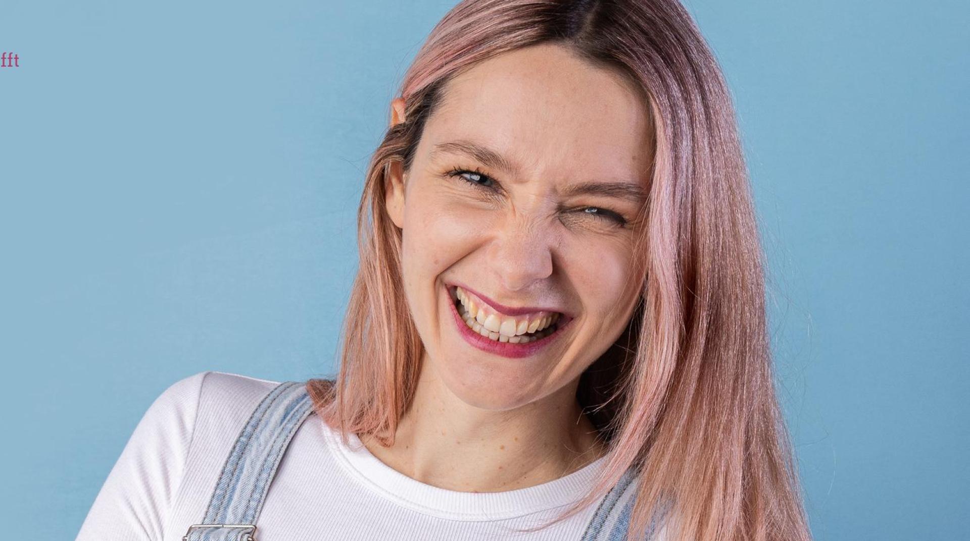 Julia Gruber aus Teunz bringt mit ihren Podcast „ICH BIN DA” ältere Generationen ins Gespräch.  (Bild: Sebastian c. Hoffmann)
