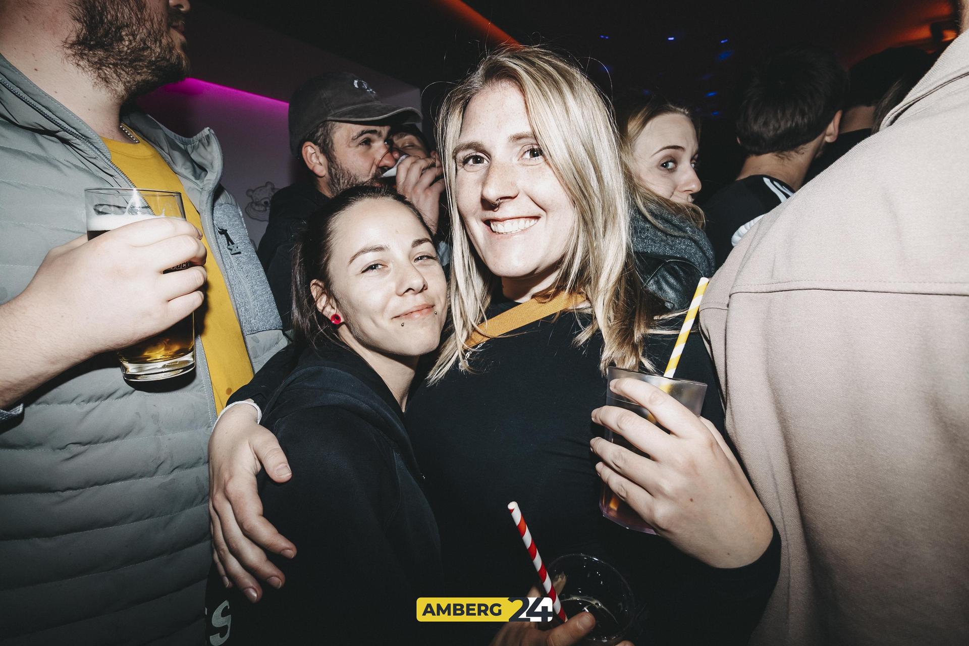 Im Colomba gab es am Samstag wieder etwas zu feiern. Die Club Rotation brachte die besten Hits seit den 90ern in die Bar. (Bild: Lolografie)