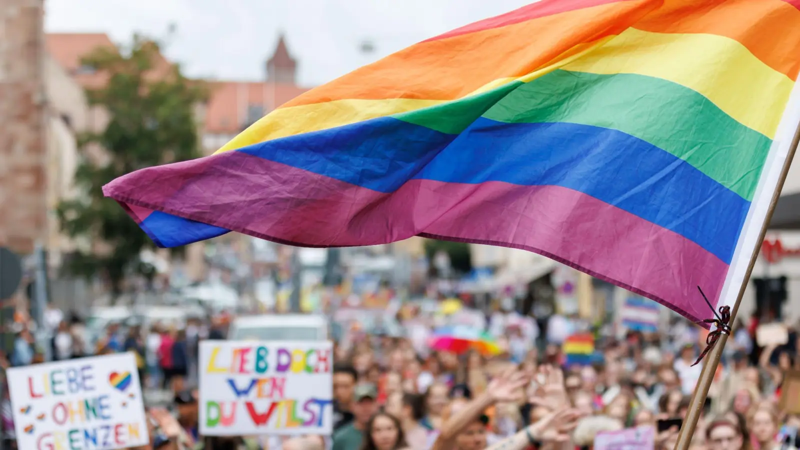 Der Juni gilt als sogenannter Pride Month. (Bild: Daniel Karmann/dpa)