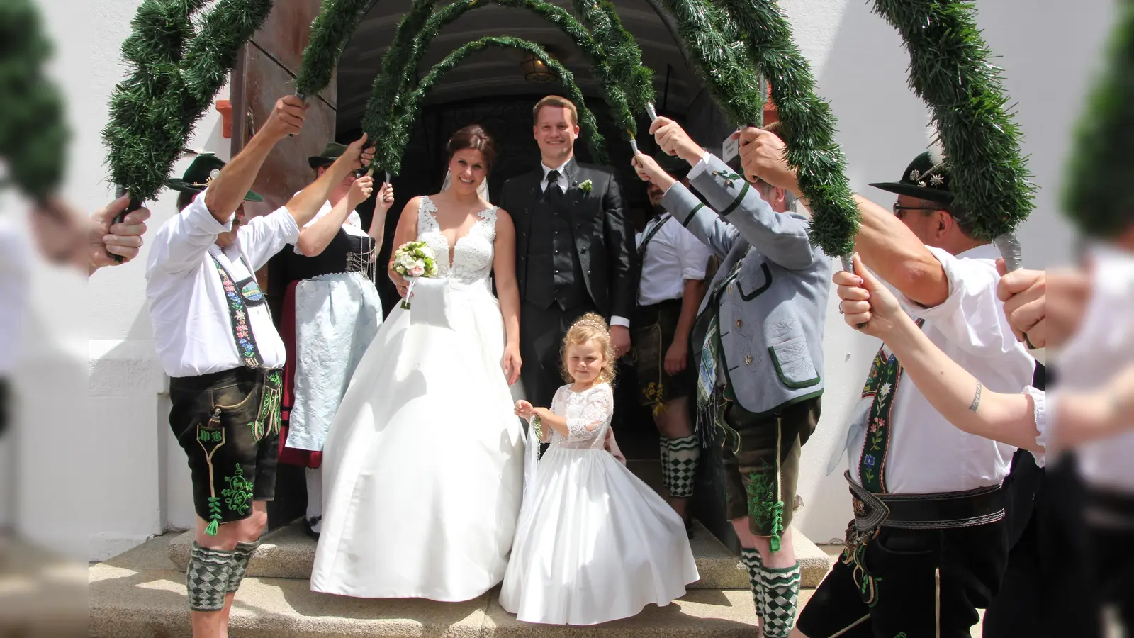 Auf Sandra Stich und Andreas Schmidkonz und das Brautkind Mia wartete ein großes Ehrenspalier. (Bild: kro)
