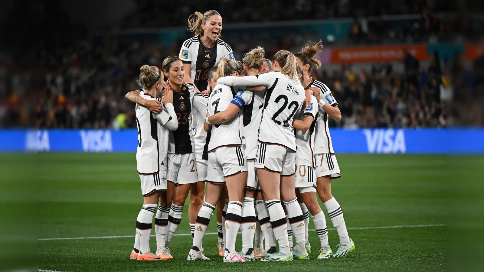 Fußball, Frauen: WM, Deutschland - Marokko, Vorrunde, Gruppe H, 1. Spieltag, Melbourne Rectangular Stadium: Die deutschen Spielerinnen feiern den Treffer zum 1:0 durch Alexandra Popp. (Bild: Sebastian Gollnow)