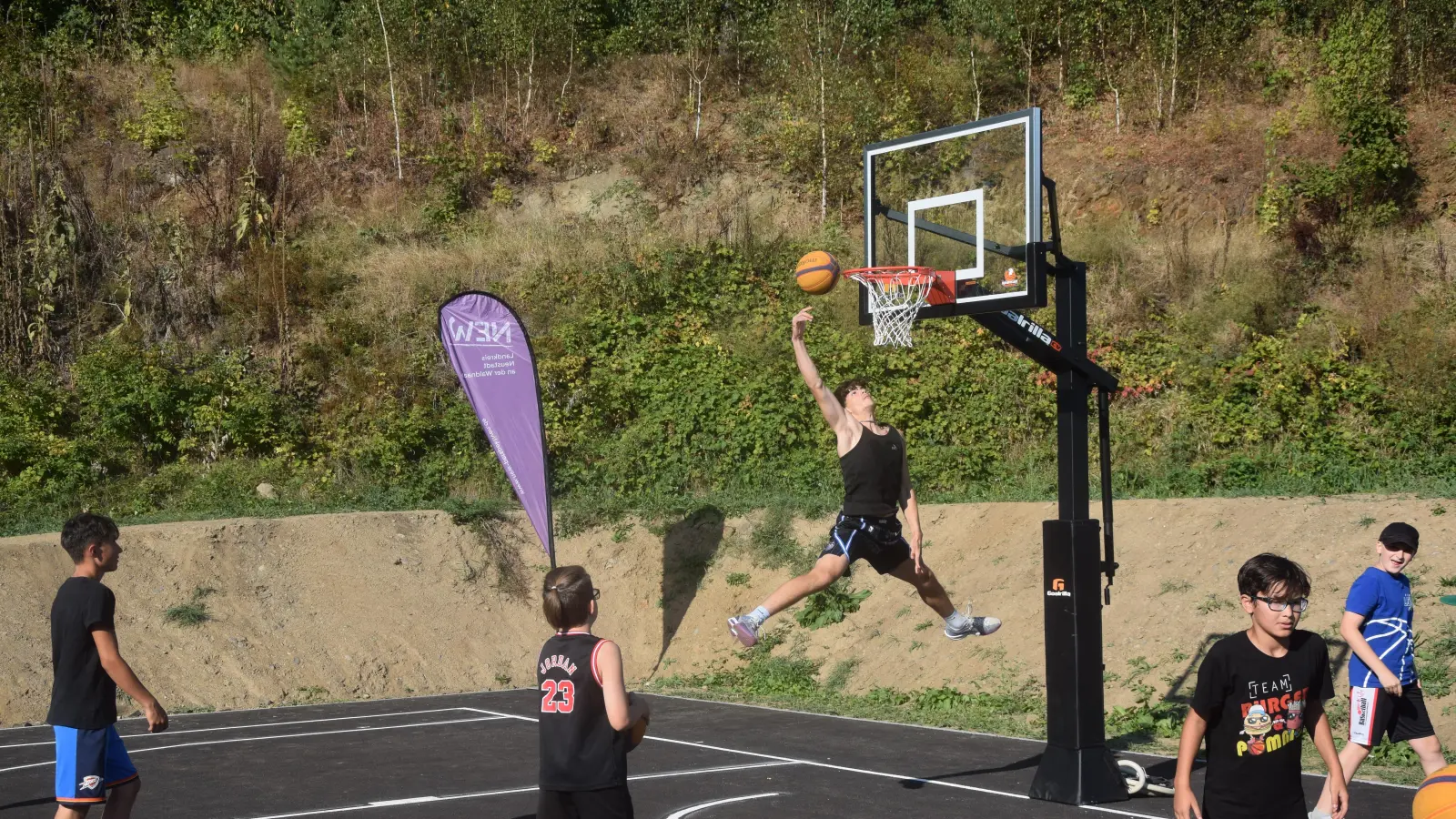 Dunking mit Akrobatik auf dem 3x3 Basketballfeld. (Bild: fz)