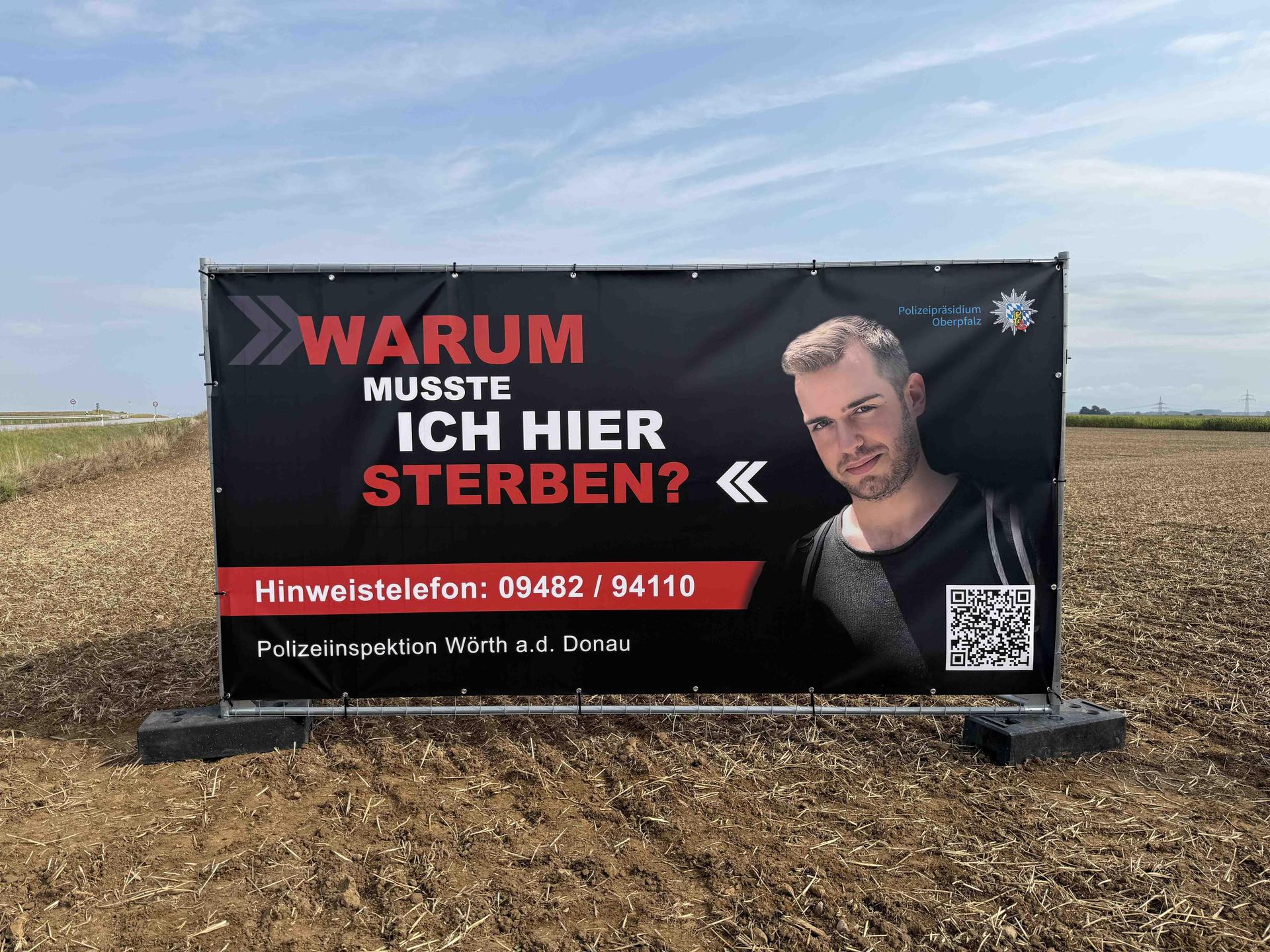 Mit solchen Bannern suchte die Polizeiinspektion Wörth a.d. Donau nach dem „Todesfahrer von Riekofen”.  (Archivbild: PP Oberpfalz/Bäumler)