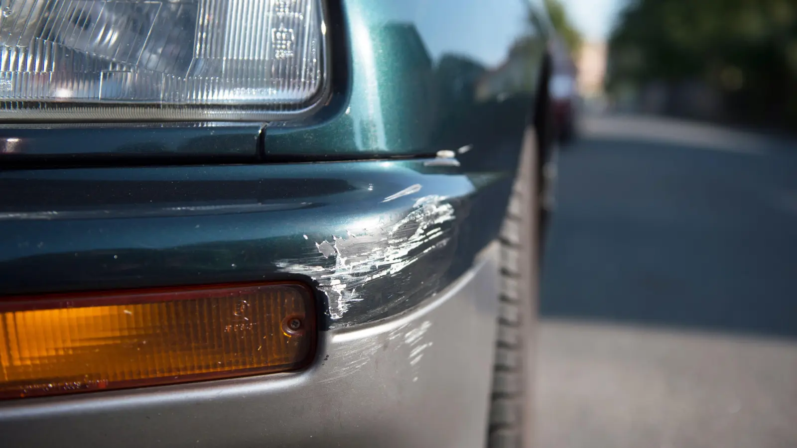 Das Auto einer Frau wurde auf einem Parkplatz in Amberg beschädigt.  (Symbolbild: Arno Burgi/dpa)