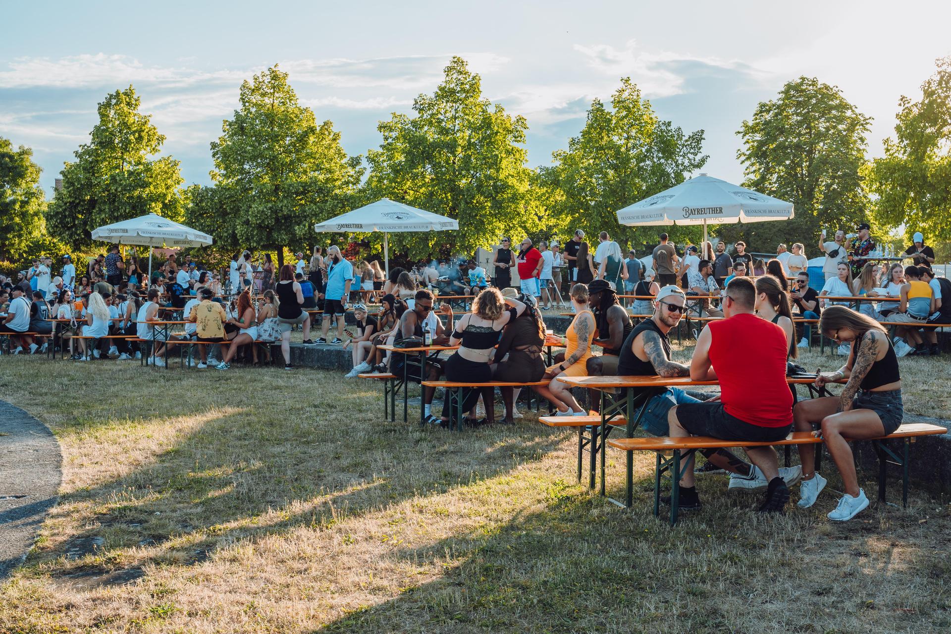 Shisha, Drinks und guter Hip-Hop. So war's am Hip-Hop BBQ in Amberg.  (Bild: Denise Helmschrott)