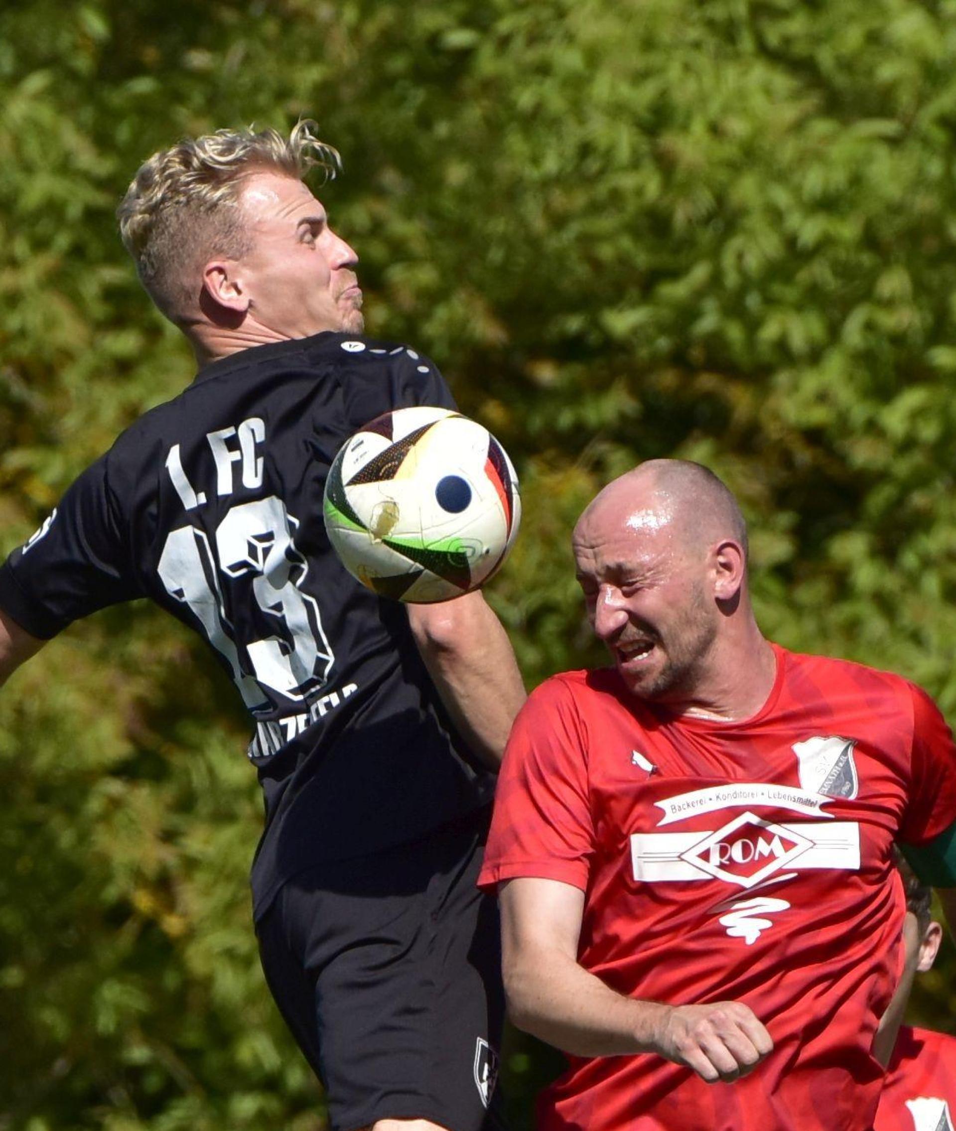 Da ging es nochmal zur Sache: Der Schwarzenfelder Timon Porcher (links) im Zweikampf mit dem Kemnather Thomas Ott.. (Bild: ham)