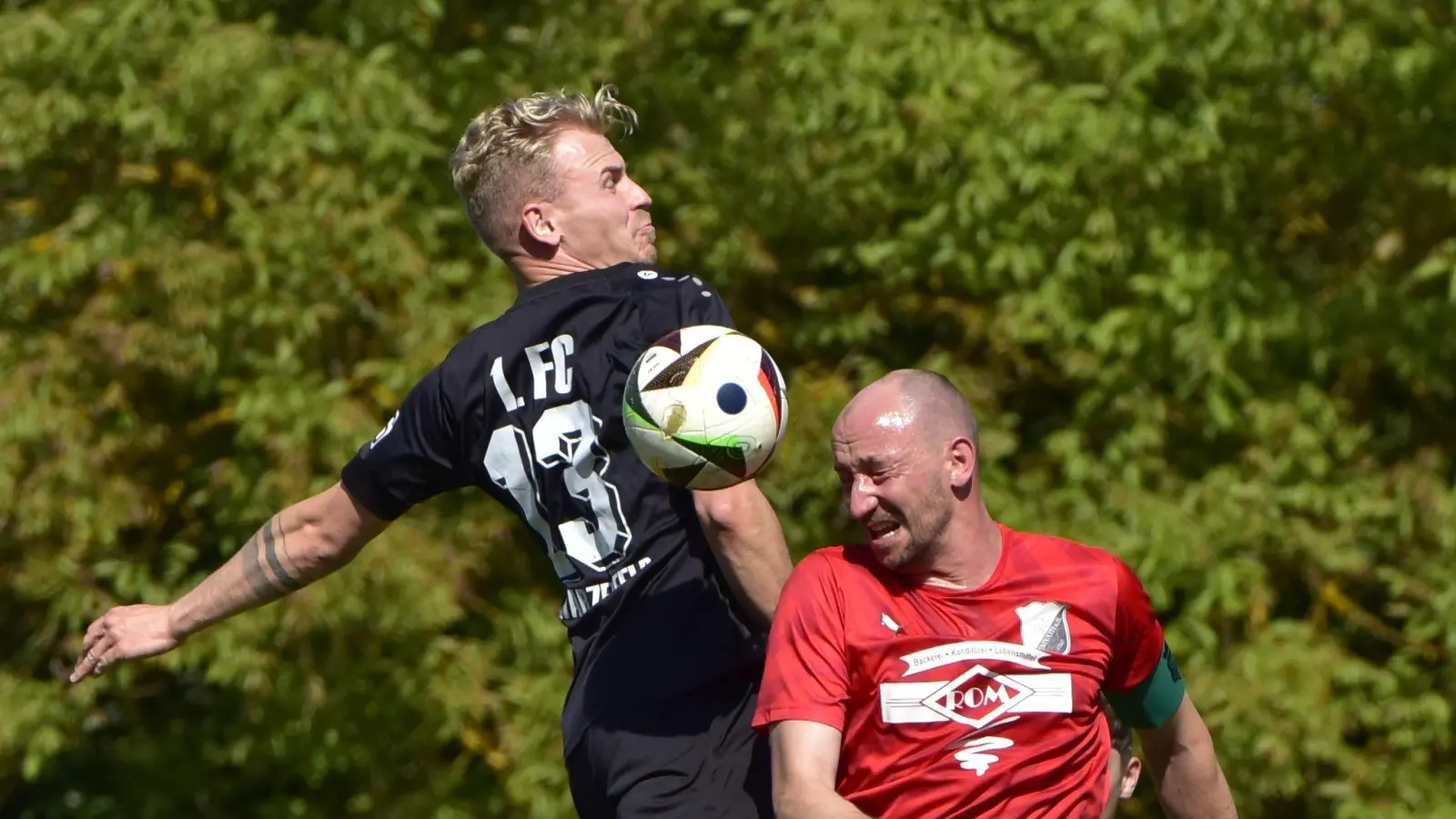 Da ging es nochmal zur Sache: Der Schwarzenfelder Timon Porcher (links) im Zweikampf mit dem Kemnather Thomas Ott.. (Bild: ham)