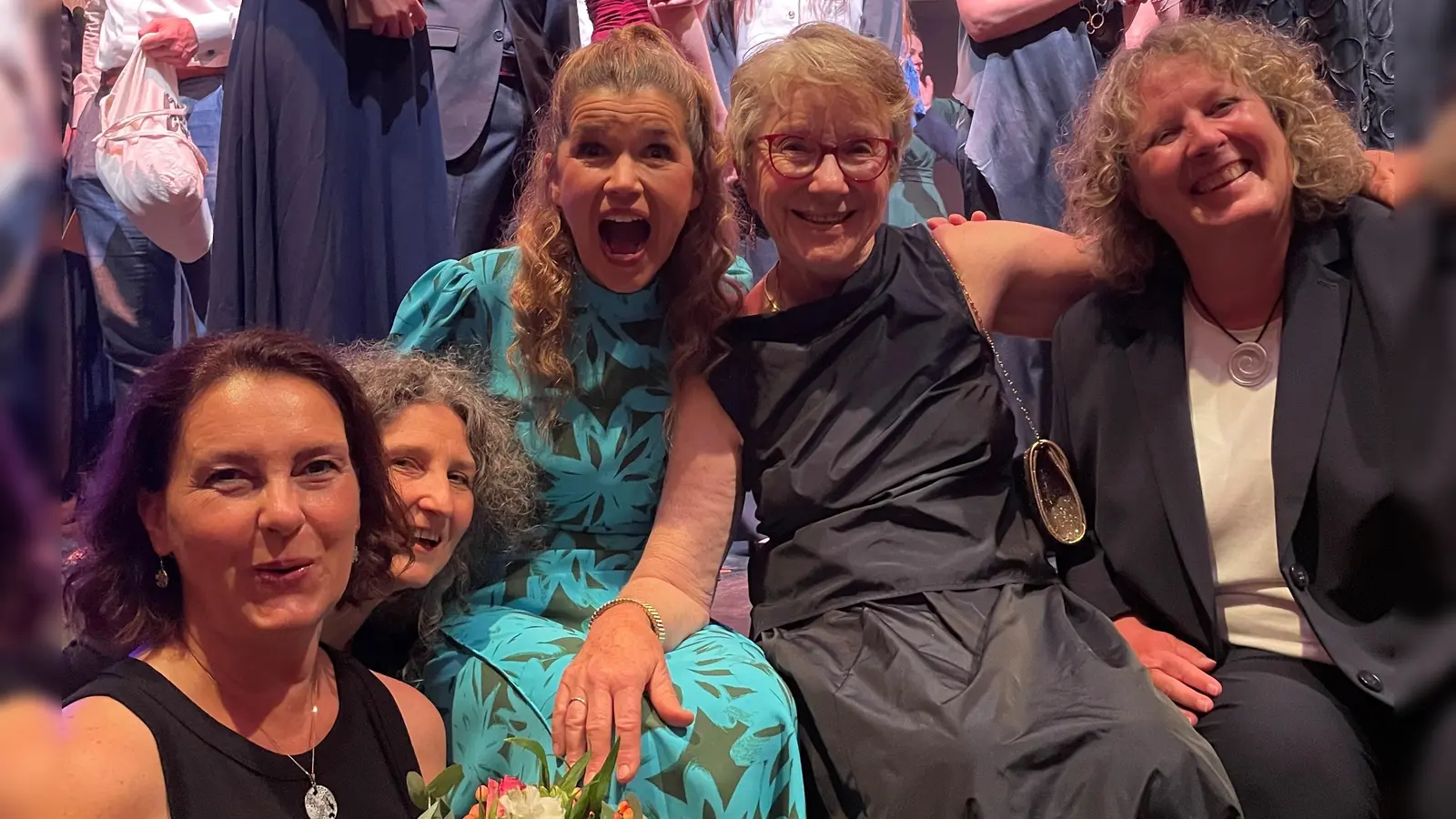 Auf dem gemeinsamen Erinnerungsfoto an diesen besonderen Abend strahlen (von links) Susann Plößl, Martina Hanselmann, Cornelia Siebenbürger und Andrea Rössler gemeinsam mit der prominenten Moderatorin Anke Engelke (Mitte). (Bild: Zukunftsakademie Amberg)