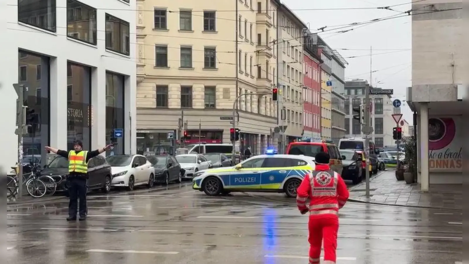 Ein Polizist steht in der Nähe des Einsatzortes. In der Münchner Innenstadt ist ein Fahrzeug in eine Menschengruppe gefahren. (Bild: Peter Kneffel)