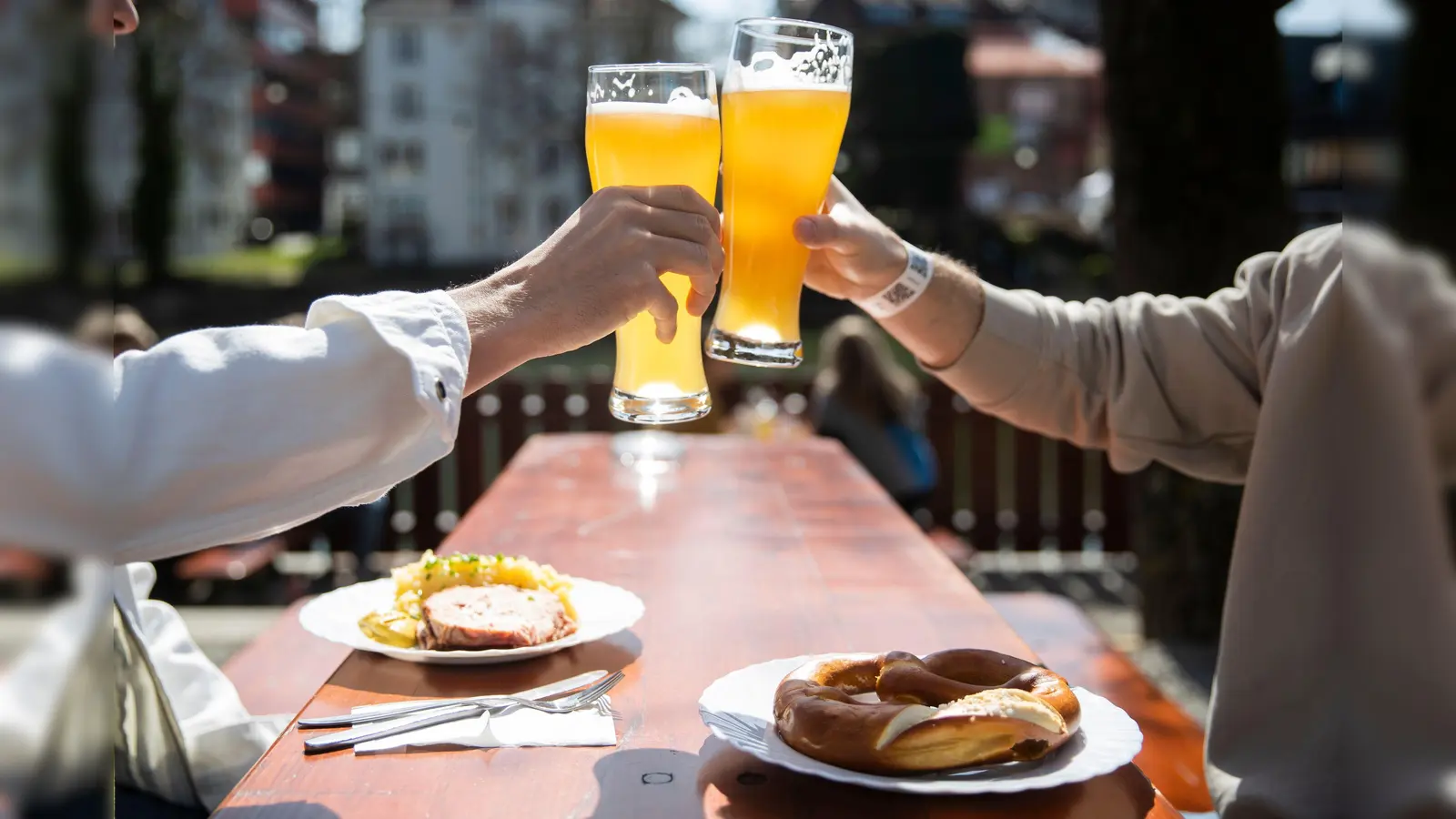 Auf a Halbe in einem der Amerger Biergärten. (Bild: Tom Weller/dpa)