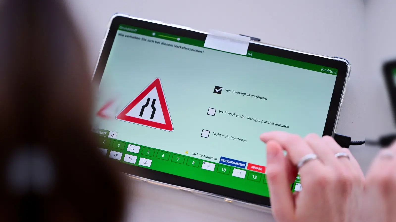 Für die Theorieprüfung beim Führerschein hat eine 17-Jährige im niederbayerischen Regen versucht, die Aufgaben abzufilmen, um so fremde Hilfe zu bekommen.  (Symbolbild: Sebastian Gollnow/dpa)