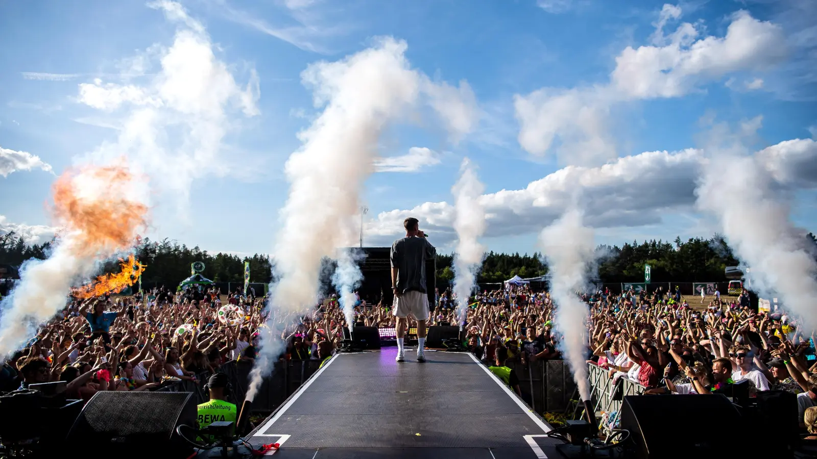 Ballermann-Star Julian Sommer steht bei der Super Sommer Sause im Line-Up. Hier heizt er dem Publikum auf einem Festival am Flugplatz Hartenholm ein.  (Symbolbild: Sina Schuldt/dpa)