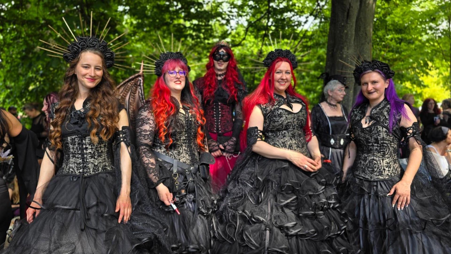 Das viktorianische Picknick beim Wave-Gotik-Treffen in Leipzig begeisterte die Besucher. (Bild: Richard Kirschner)