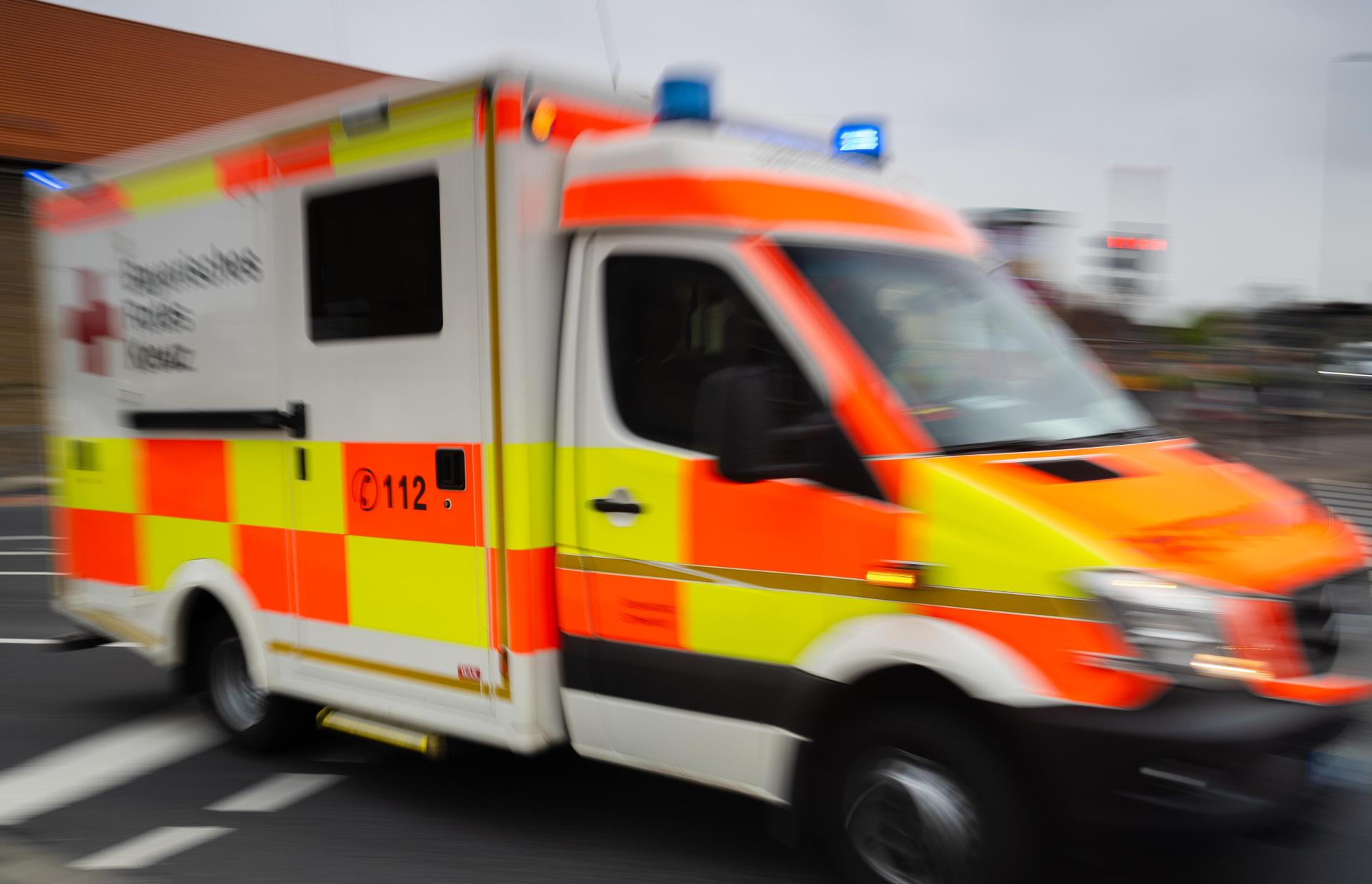 Ein 52-jähriger Mann wurde bei Waldarbeiten in Freudenberg von einem Baumstamm getroffen und verletzt. Rettungskräfte brachten ihn ins Krankenhaus. (Symbolbild: Gabi Schönberger)