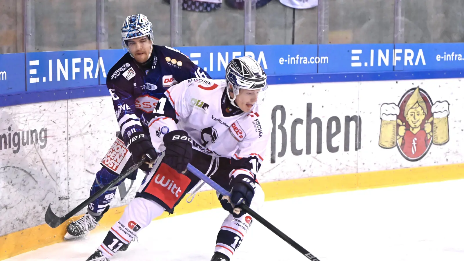 Elias Pul (rechts) und die Blue Devils Weiden verloren am Sonntagnachmittag bei den Dresdner Eislöwen (im Bild Vincent Hessler) mit 2:3 nach Penaltyschießen. (Bild: Julia Peter)