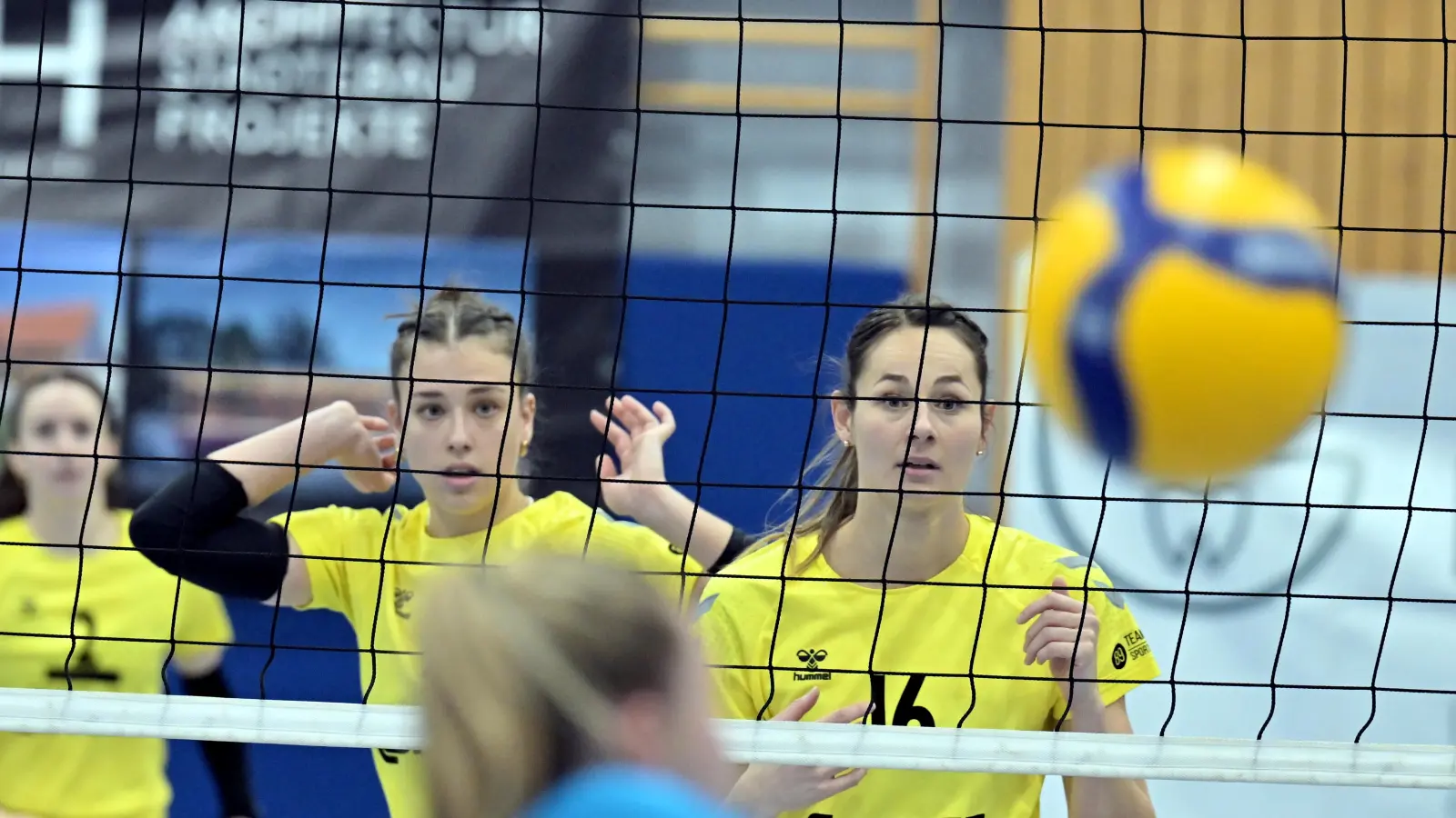 Conny Sollfrank (rechts) und Mira Sperber (links) vom SV Hahnbach. Am Sonntag geht es für die Drittliga-Volleyballerinnen des SVH gegen den VC Olympia Dresden II. (Archivbild: Hubert Ziegler)