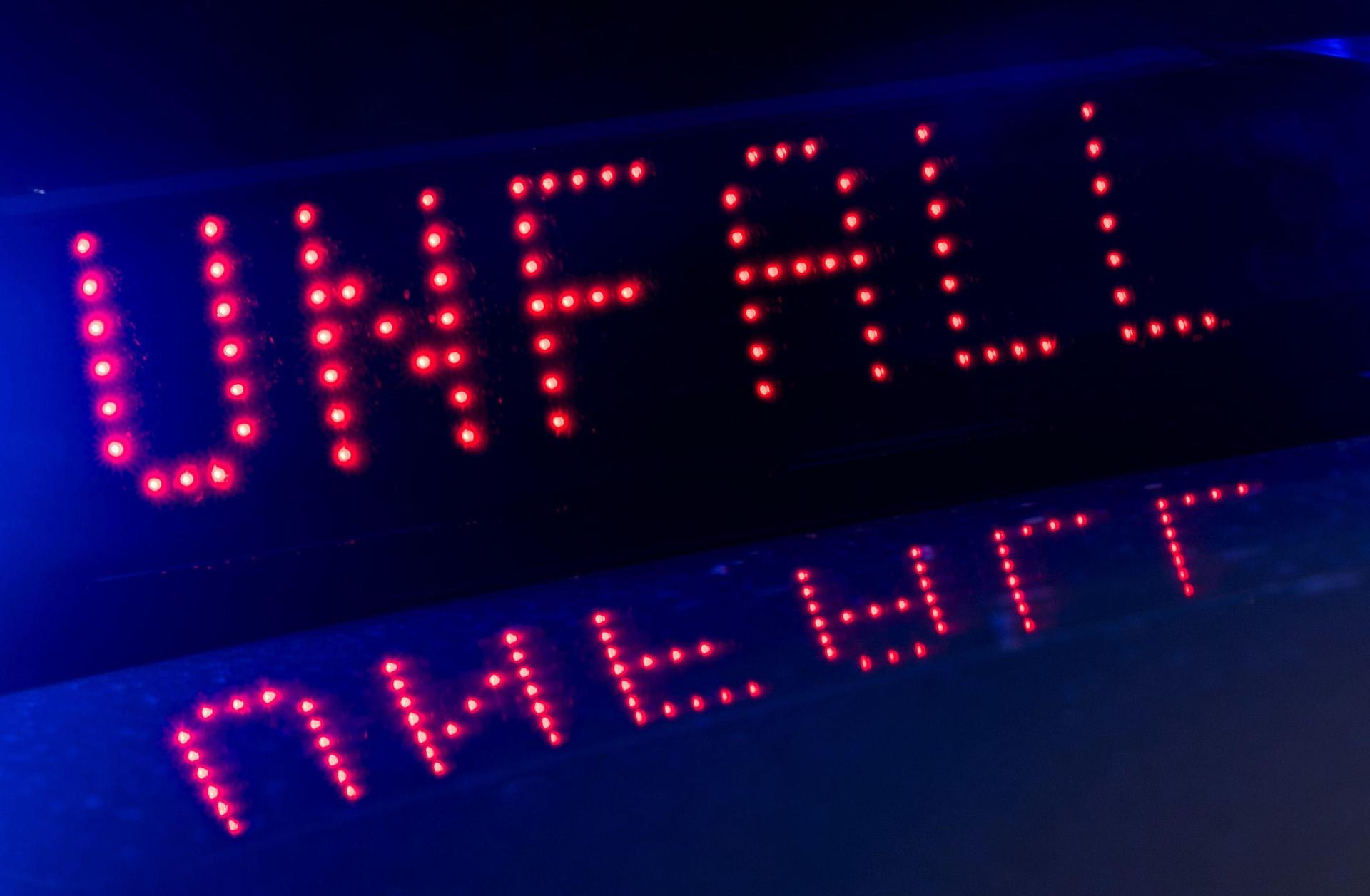 Eine Seniorin ist mit ihrem Auto von einer Straße bei Hohenfels abgekommen.  (Symbolbild: Monika Skolimowska/dpa)