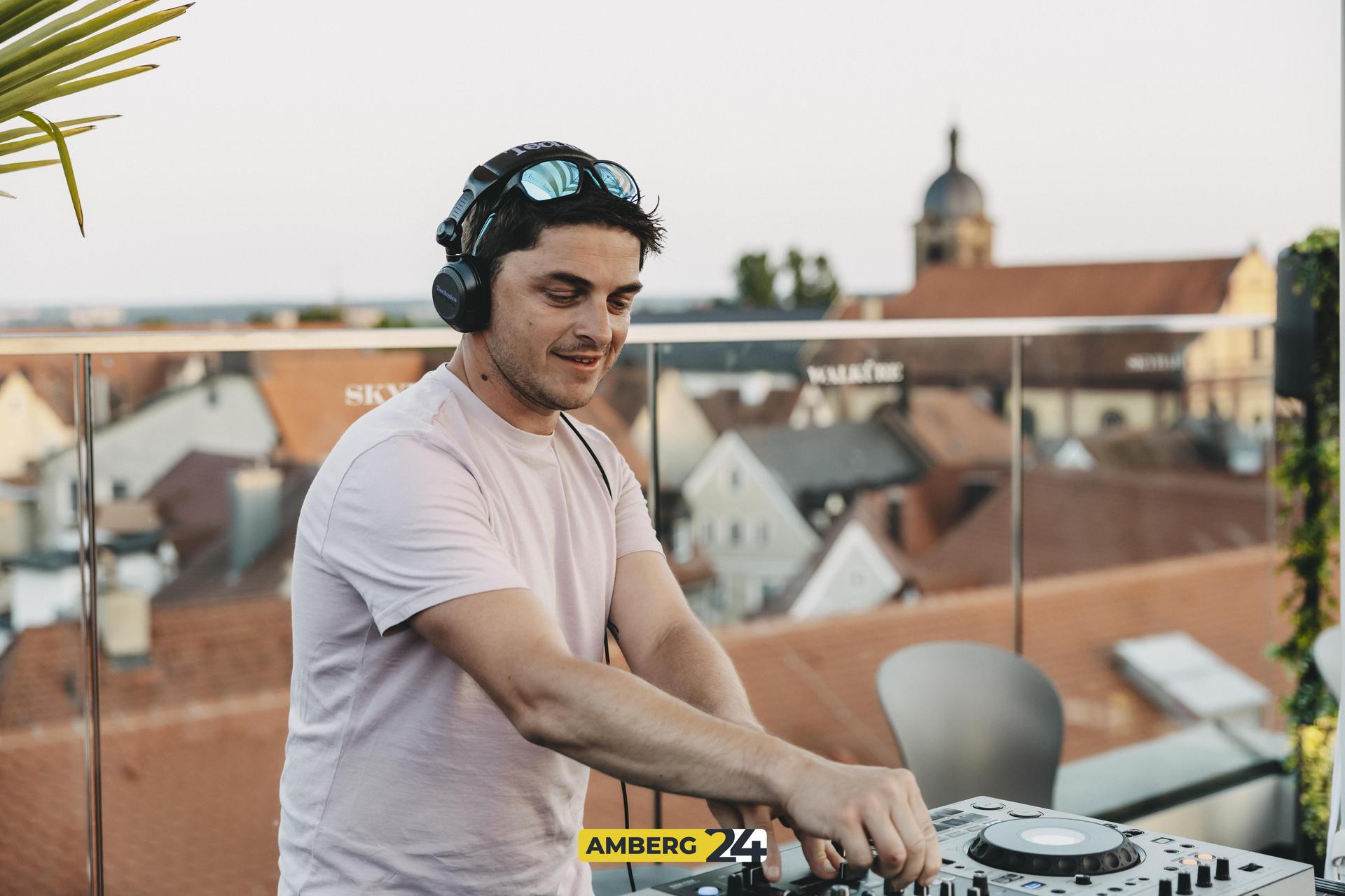 Ein Drink in der Hand, die Sonnenbrille auf der Nase und hinter der Stadt geht die Sonne unter – das ist der Vibe vom Sundowner in der Walküre Skybar. Das sind die besten Fotos vom Abend. (Bild: Lolografie)
