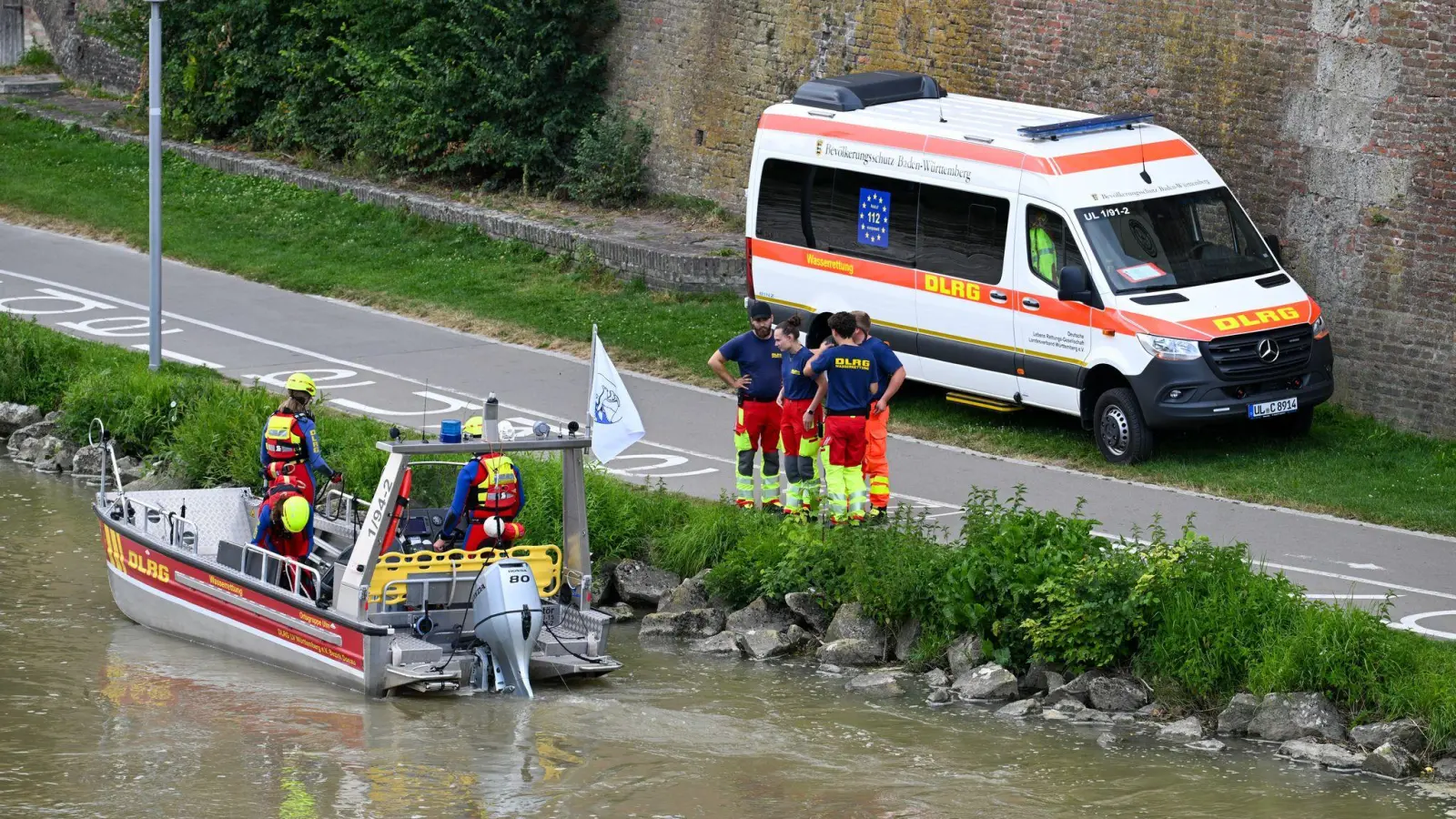 Einsatzkräfte suchen auf der Donau nach dem Vermissten. (Bild: Marius Bulling/dpa)