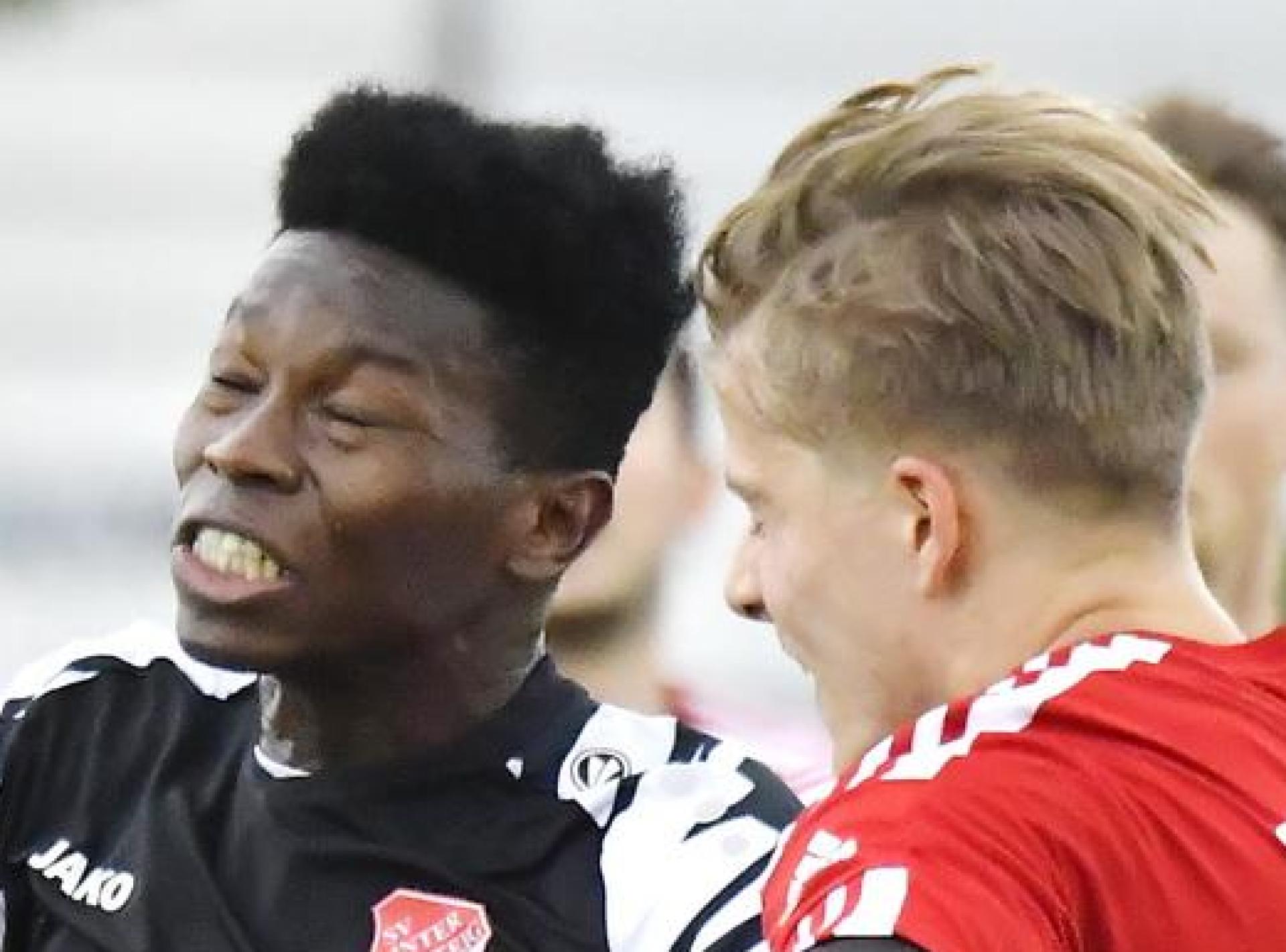 Antoine Agbeve (links) wechselt im Sommer vom SV Inter Bergsteig Amberg zum 1. FC Schlicht. (Bild: Hubert Ziegler)