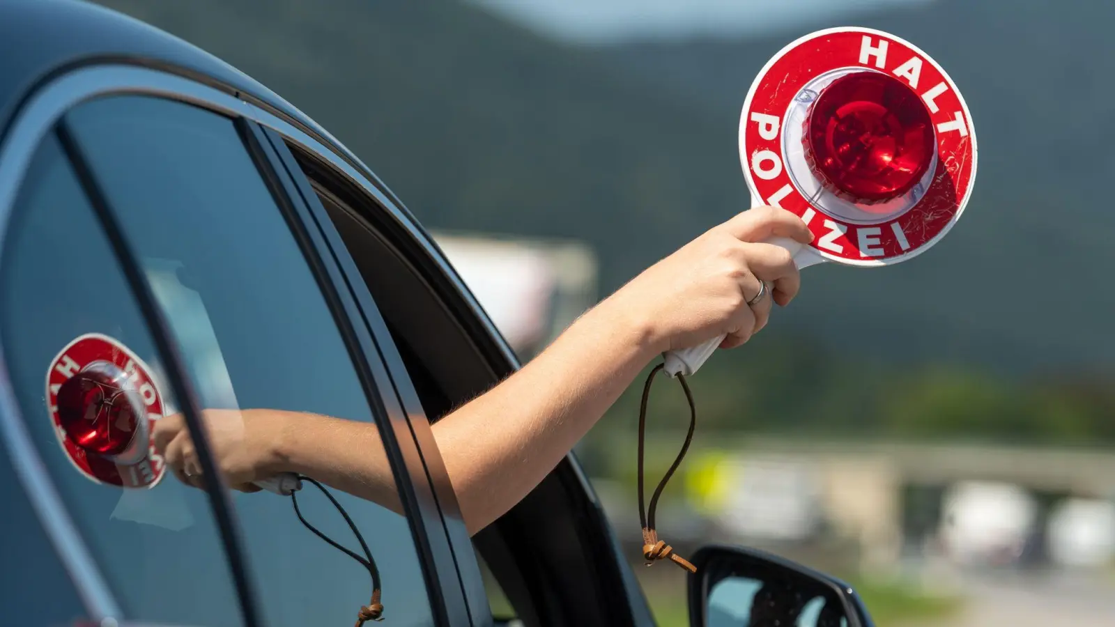 Amberger Schleierfahnder unterbanden auf der A6 bei Illschwang die Weiterfahrt eines 38-jährigen Autofahrers. (Symbolbild: Peter Kneffel/dpa)