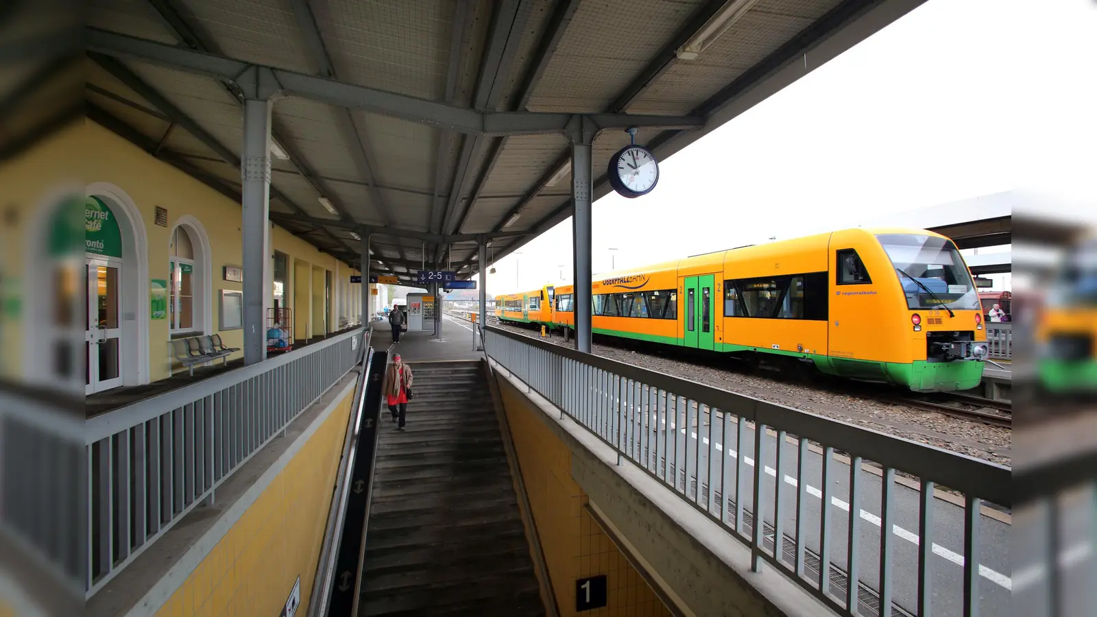 Um eine Christopher-Street-Day-Veranstaltung zu schützen, hat die Polizei sechs martialisch auftretende Männer mit offenbar rechter Gesinnung des Schwandorfer Bahnhofs verwiesen. (Symbolbild: ggö)