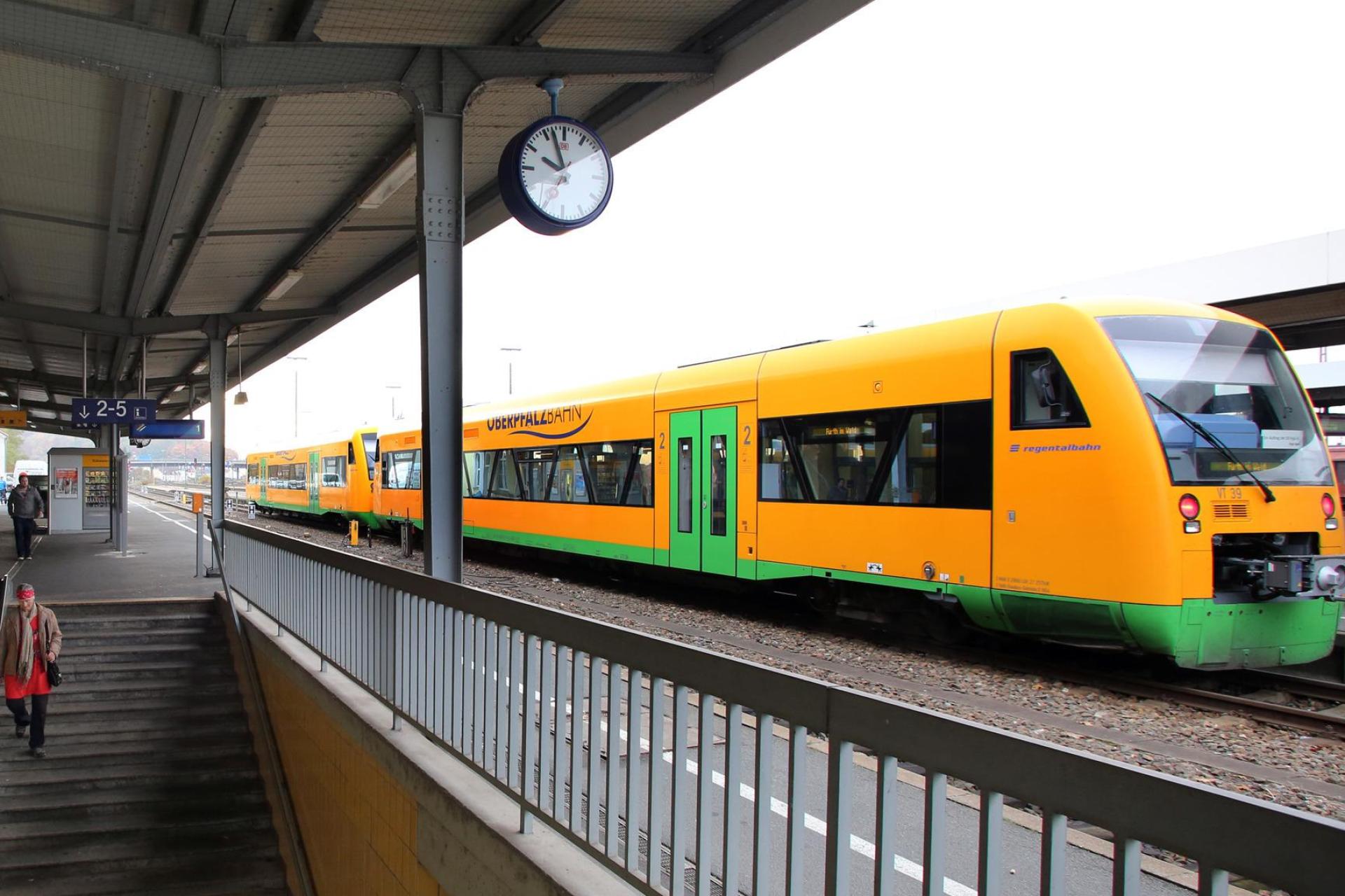 Ein 18-Jähriger hat sich am Bahnhof Schwandorf bei einer Fahrscheinkontrolle in einer Zugtoilette versteckt. (Symbolbild: Gerhard Götz)