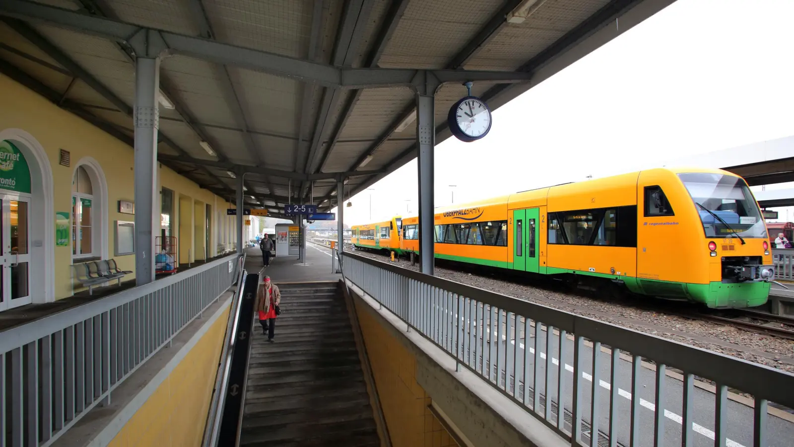 Ein 18-Jähriger hat sich am Bahnhof Schwandorf bei einer Fahrscheinkontrolle in einer Zugtoilette versteckt. (Symbolbild: Gerhard Götz)