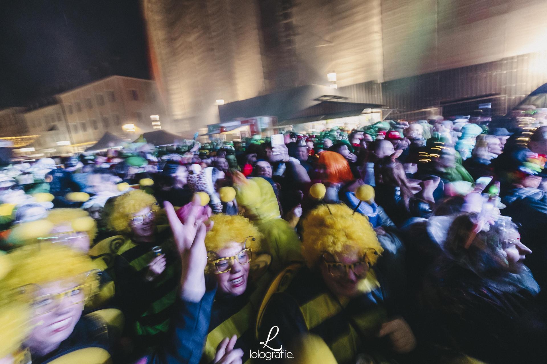 Hexennacht in Amberg. Die Fotos vom Weiberfasching am Marktplatz, exklusiv auf Amberg24.de (Bild: Lolografie)
