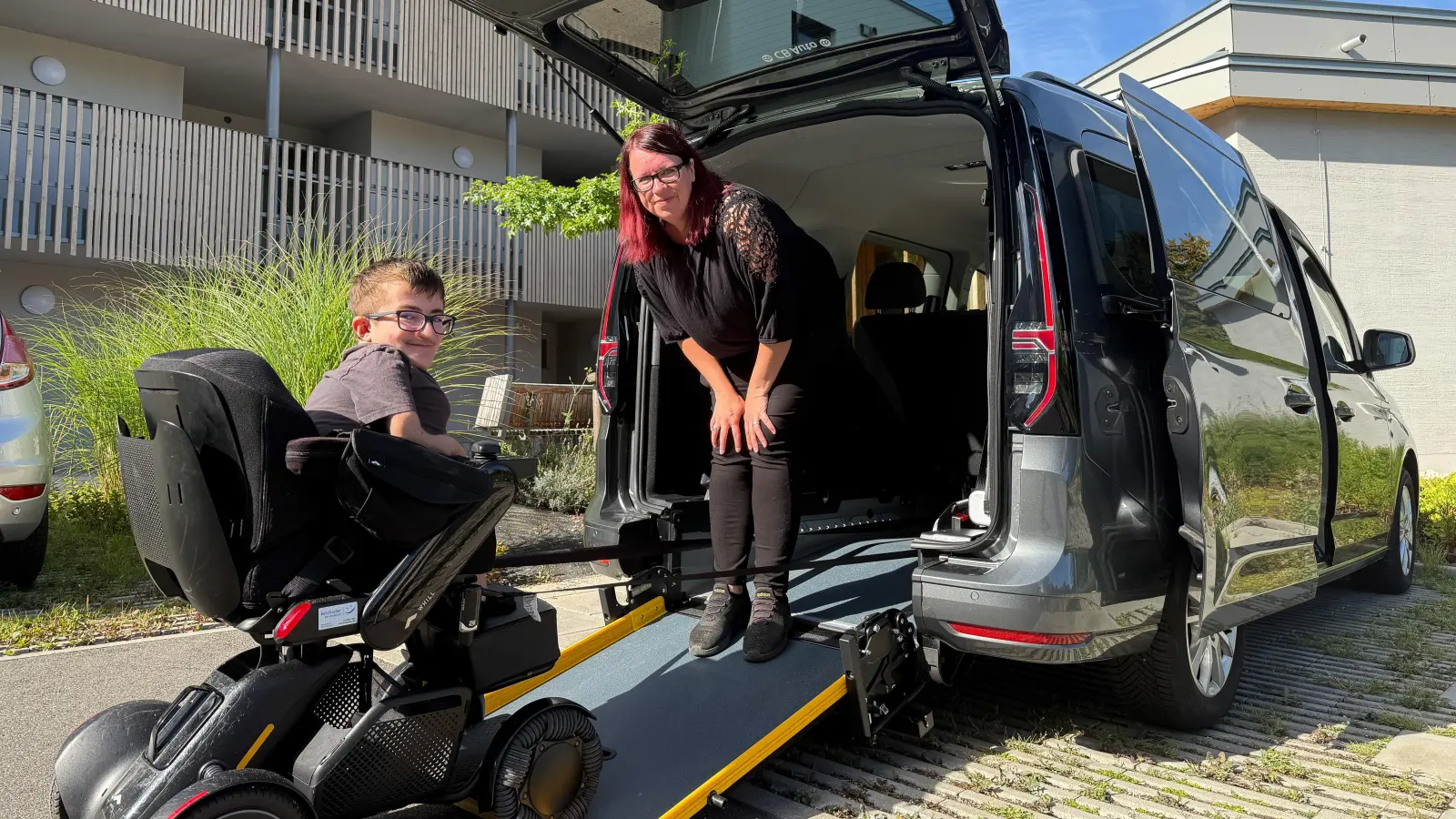 Luca und seine Mama Andrea Lehmeier freuen sich über das neue rollstuhlgrerechte Fahrzeug. Es macht ihr Leben so viel einfacher. (Bild: Wolfgang Steinbacher)