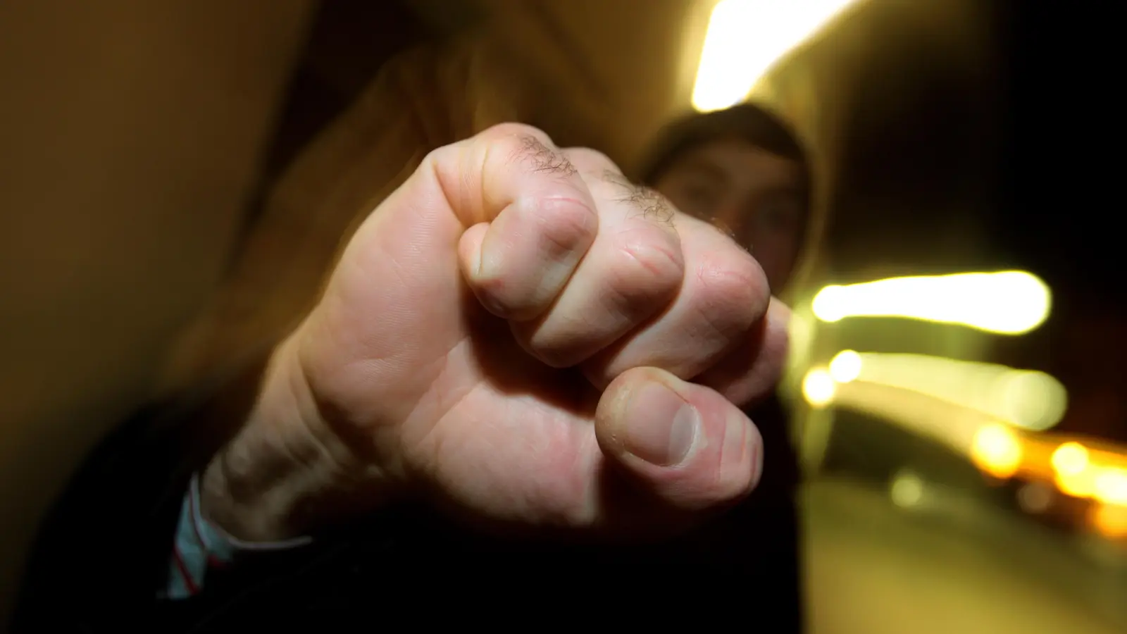 Zwei Männer gerieten vor einem Nachtclub in Amberg aneinander.  (Symbolbild:  Karl-Josef Hildenbrand/dpa)