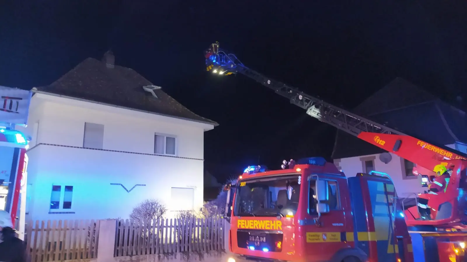 Die Drehleiter der Feuerwehr Hirschau rückte zum Kaminbrand in Schnaittenbach aus (Bild: FFW Schnaittenbach)