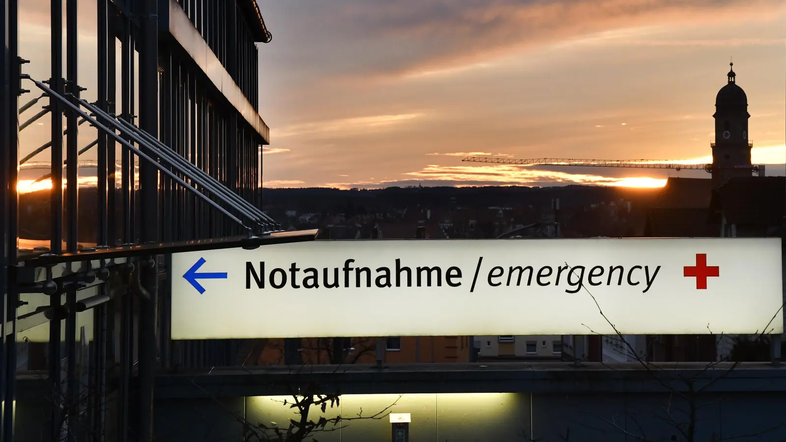 An der Notaufnahme des Klinikums Amberg stehen weiterhin Kurzzeit-Parkplätze zur Verfügung. (Bild: Petra Hartl)