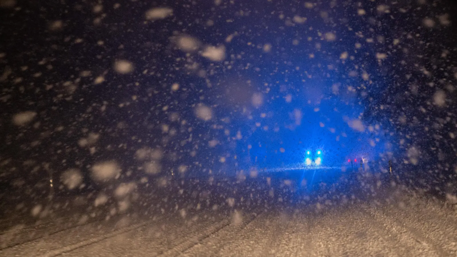 In Hermannsberg bei Illschwang ist eine Autofahrerin wegen der Glätte von der Fahrbahn abgekommen und gegen einen Verteilerkasten gefahren. (Symbolbild: Bernd Weißbrod /dpa)