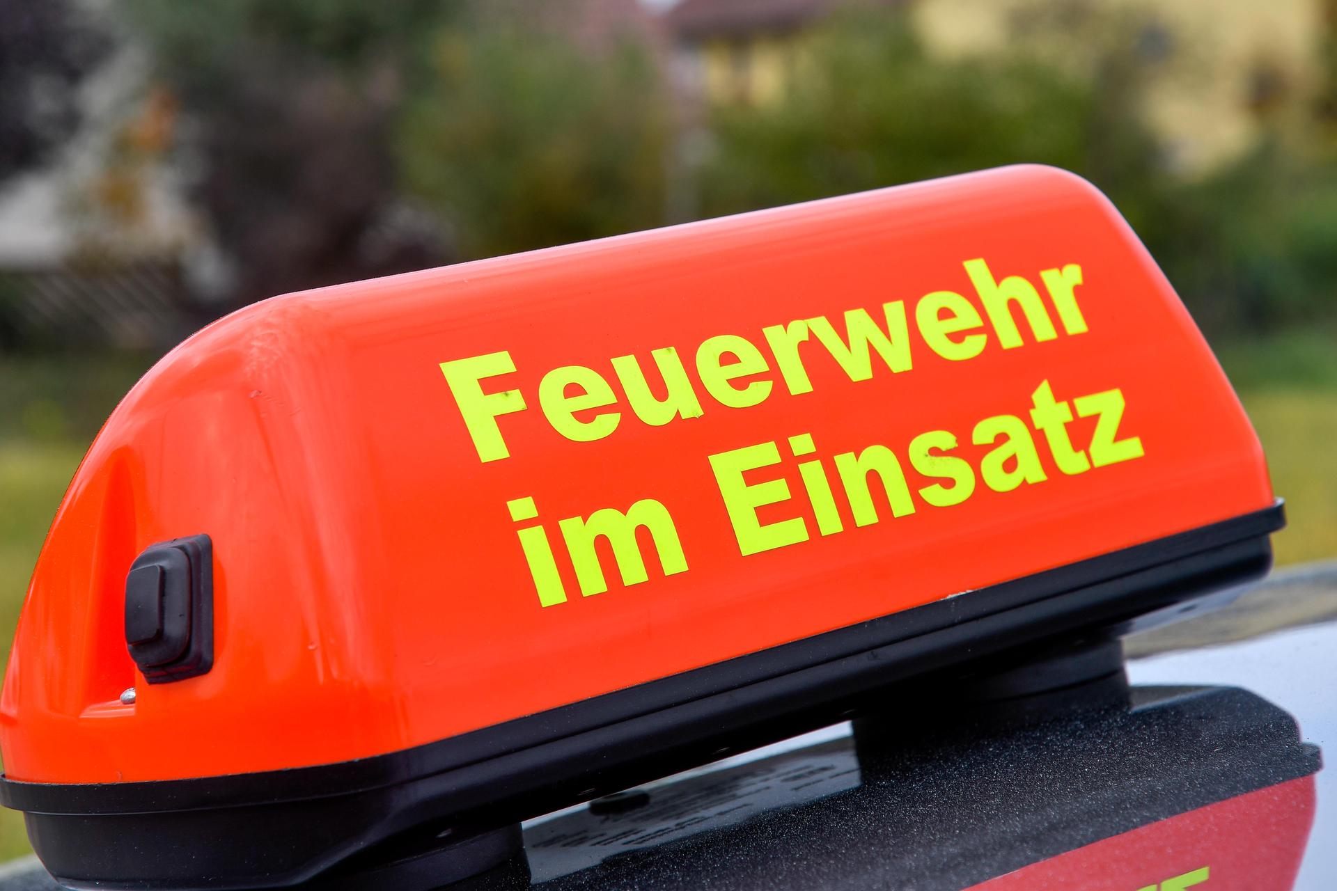35 Einsatzkräfte der Feuerwehr waren alarmiert worden, weil in einer Wohnung in Haselmühl Essen angebrannt war. Rauchwarnmelder hatten in diesem Fall Schlimmeres verhindert. (Symbolbild: Petra Hartl)