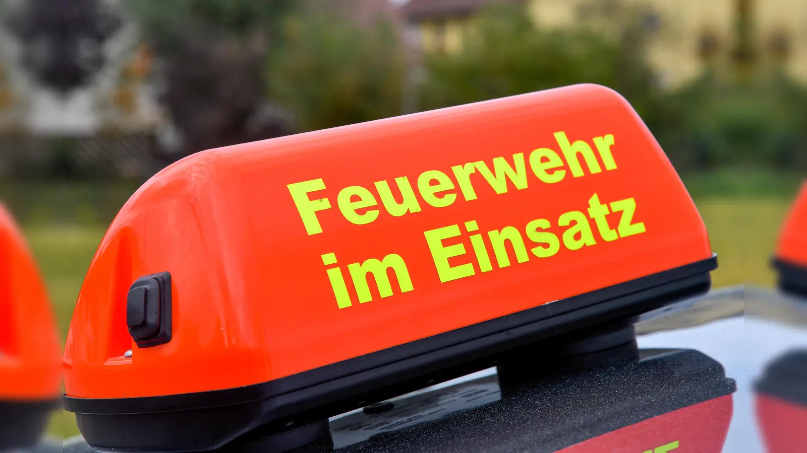 35 Einsatzkräfte der Feuerwehr waren alarmiert worden, weil in einer Wohnung in Haselmühl Essen angebrannt war. Rauchwarnmelder hatten in diesem Fall Schlimmeres verhindert. (Symbolbild: Petra Hartl)