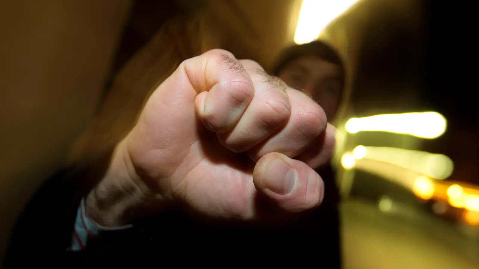 Selbst als ein Opfer am Boden lag, traten die bislang unbekannten Täter noch zu. Nun ermittelt die Polizei.<br> (Symbolbild:  Karl-Josef Hildenbrand/dpa)