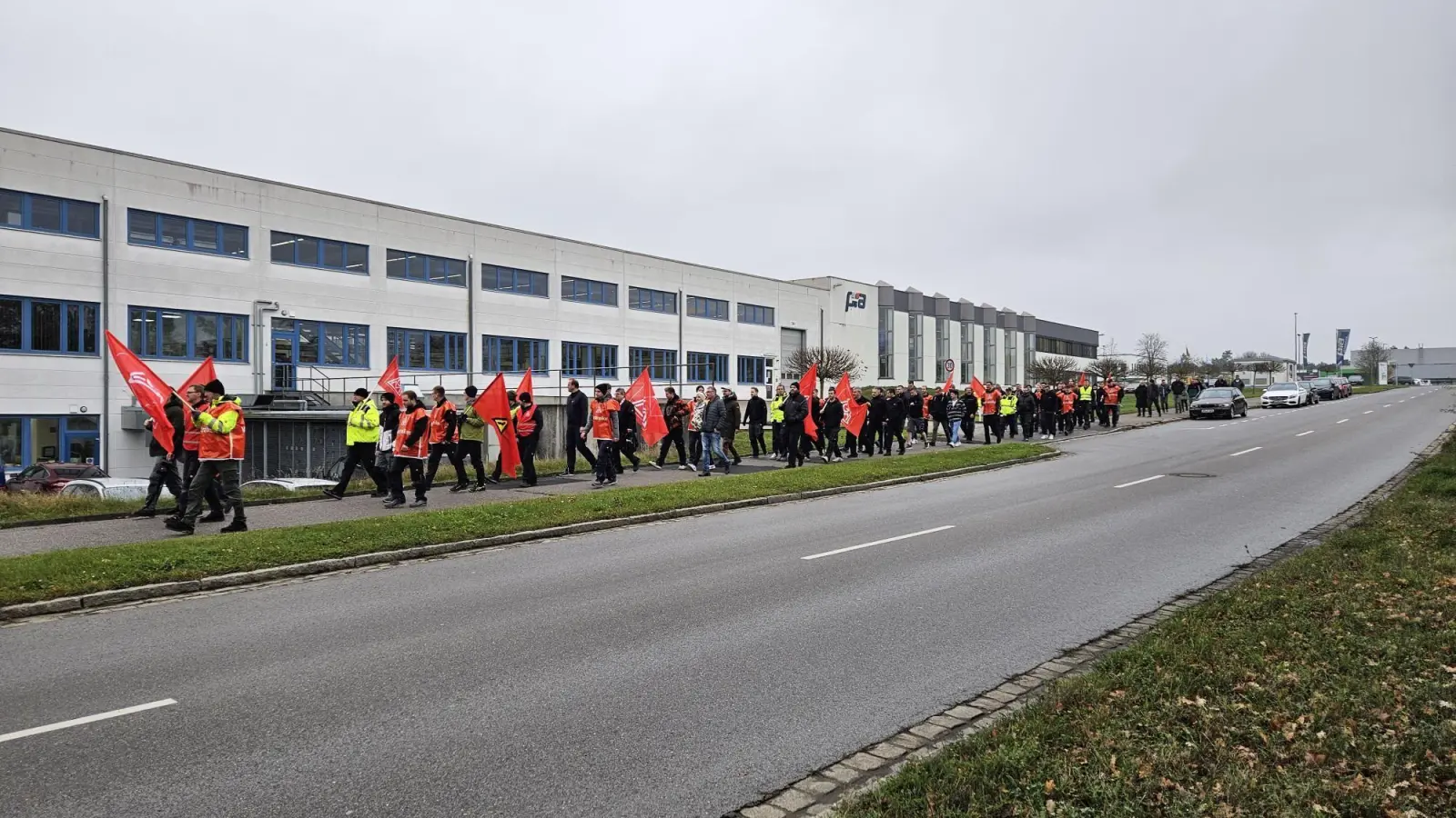 Bereits am Freitag, 8. November, wurde gestreikt: In Immenstetten bei Amberg marschierten Mitarbeiter der Firma PIA zur Firma Afag, um mit den Kollegen dort gemeinsam eine Kundgebung abzuhalten.  (Bild: IG Metall Amberg)