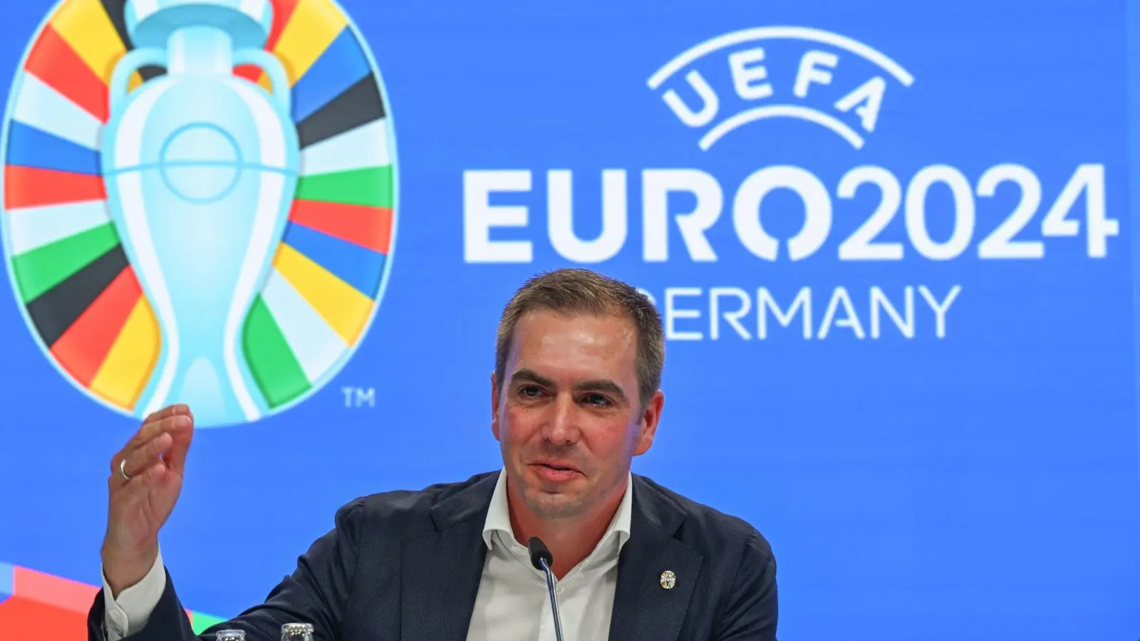 EM-Turnierdirektor Philipp Lahm fordert den Deutschen Fußball-Bund auf, den Millionendeal mit Nike unter anderem für die Förderung des Frauenfußballs zu nutzen. (Bild: Arne Dedert/dpa)