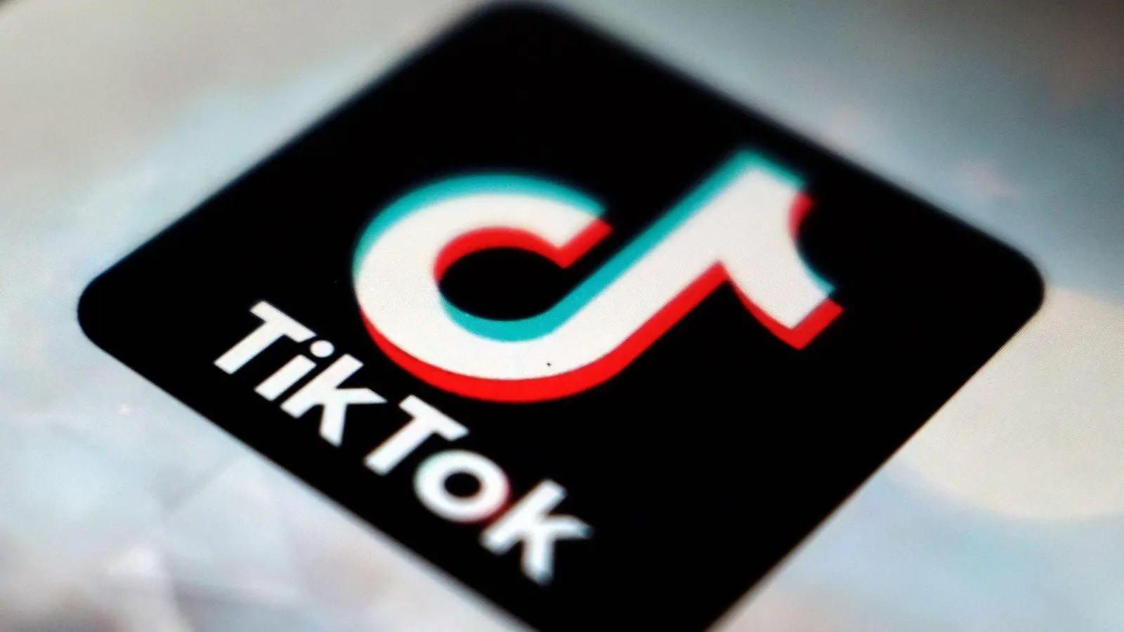 Donald Trump kündigte an, dass es keine Strafen für die US-Dienstleister der Plattform Tiktok geben soll. (Bild: Kiichiro Sato/AP/dpa)