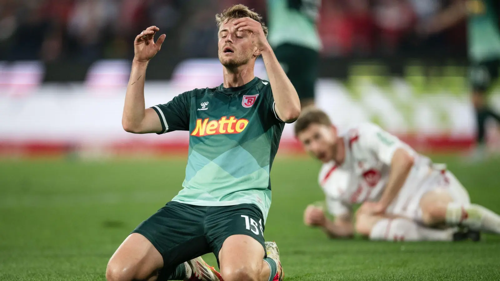 Steht als erster Absteiger aus der 2. Bundesliga fest: Jahn Regensburg.  (Bild: Marius Becker/dpa)
