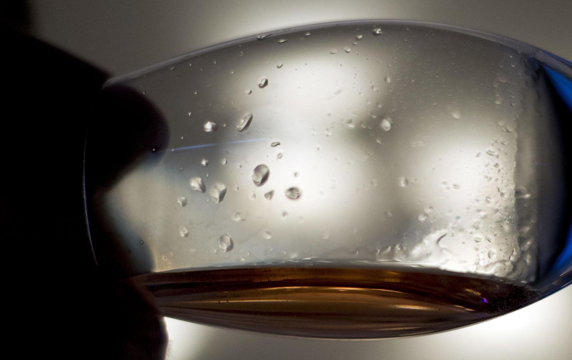 Eine 37-jährige Frau wurde in Amberg mit 2,78 Promille am Steuer erwischt. (Symbolbild: Lino Mirgeler/dpa)