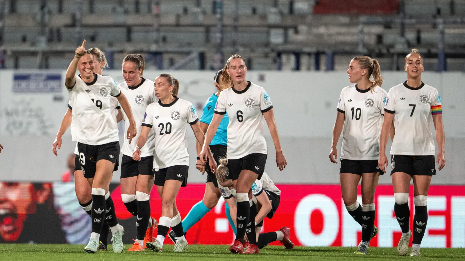 FC-Bayern-Spielerin Klara Bühl (links) bejubelt ihren Treffer zum 4:0. (Bild: Georg Hochmuth/dpa)