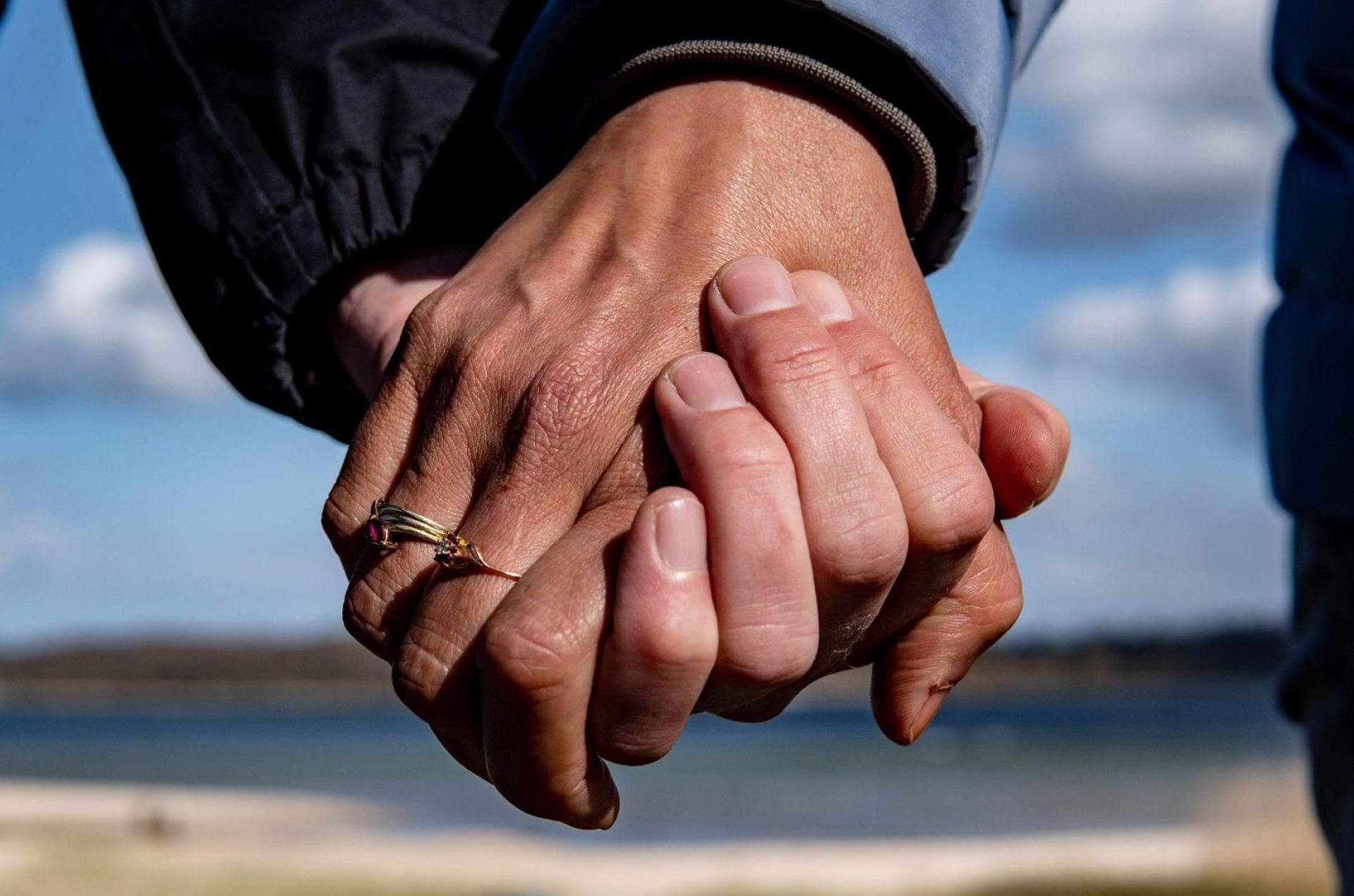 Die meisten Menschen wählen eine Partnerin oder einen Partner mit gleichem Bildungsniveau. (Symbolbild) (Bild: Axel Heimken/dpa)