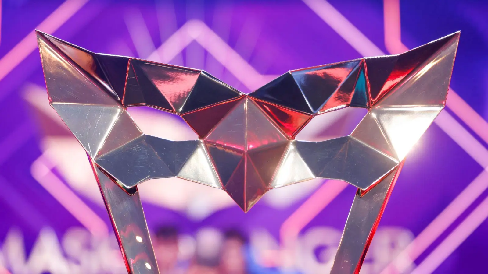 Der Masked-Singer-Pokal sucht einen neuen Besitzer: Eine neue Staffel startet. (Archivbild) (Bild: Thomas Banneyer/dpa)