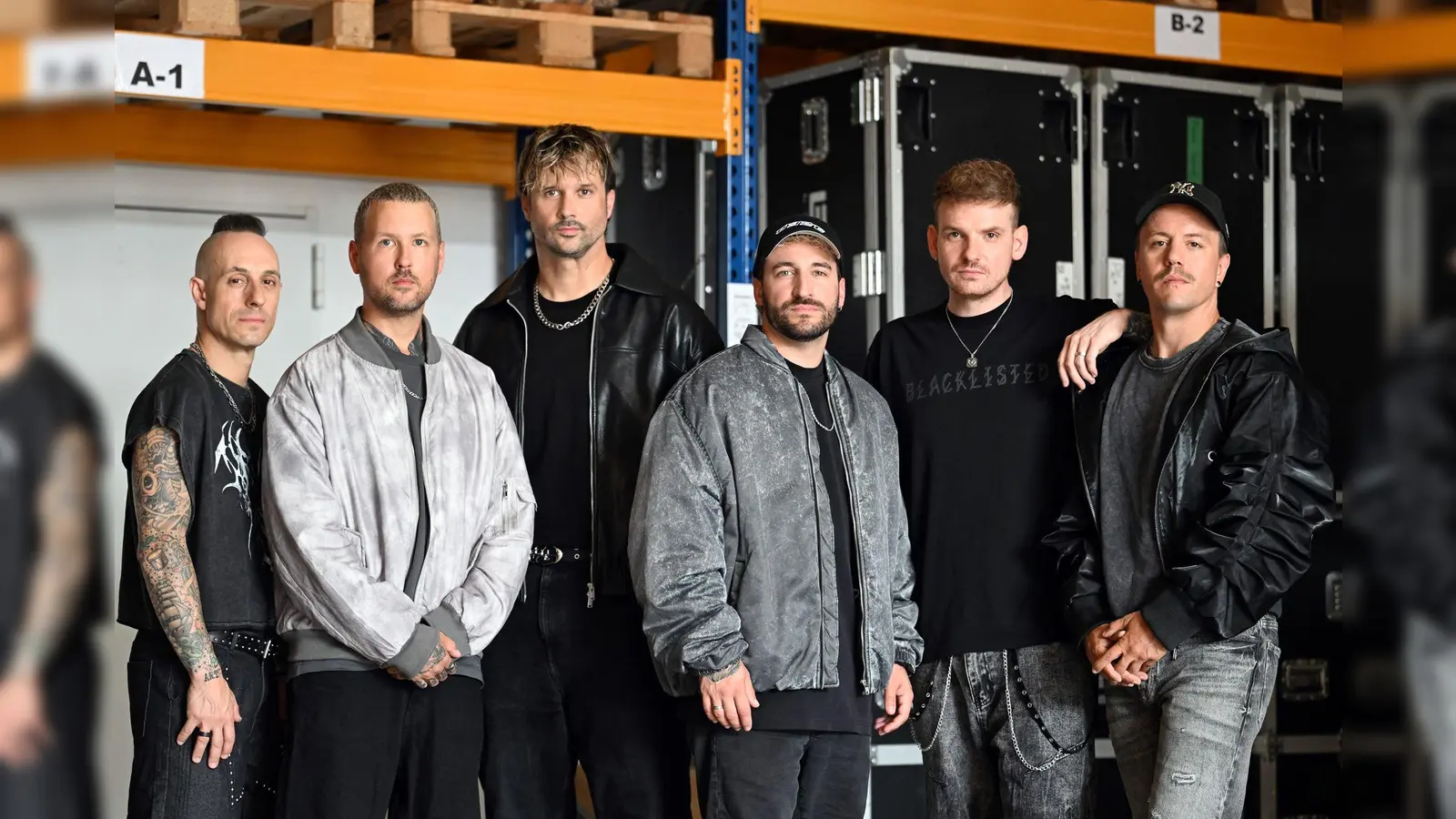 Die Band Electric Callboy steht in einer Halle in Castrop-Rauxel - von links nach rechts: Frank Zummo, Daniel Haniß, Kevin Ratajczak, Nico Sallach, Pascal Schillo und Daniel Klossek. (Archivbild) (Bild: Federico Gambarini/dpa)