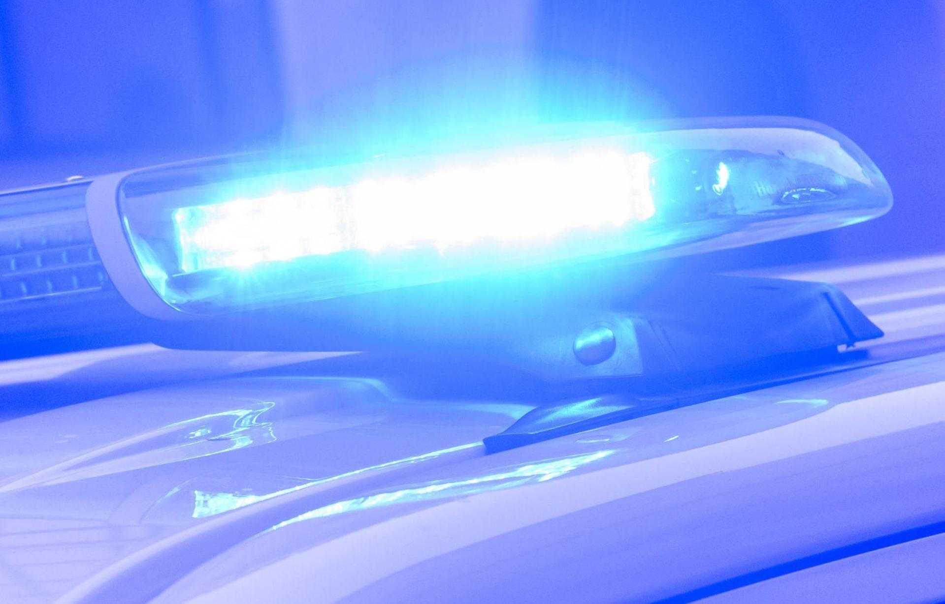 Nach dem Angriff auf eine 13-Jährige sucht die Polizei nach zwei Mädchen im gleichen Alter. (Symbolbild: Julian Stratenschulte/dpa)