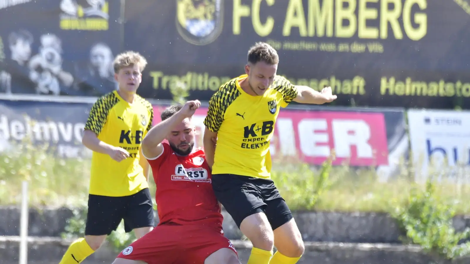 Ein kleiner Befreiungsschlag für Matthias Graf (rechts, Szene aus einem früheren Spiel) und den FC Amberg: am Freitagabend gelang den Ambergern ein 3:0-Auswärtssieg gegen Bad Kötzting.  (Archivbild: Hubert Ziegler)