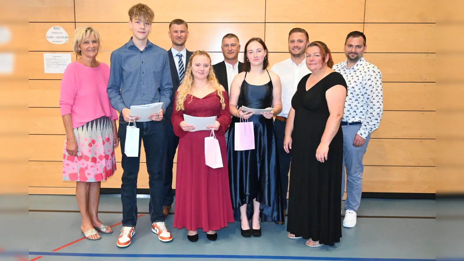 Rektorin Claudia Piehler gratuliert Tobias Laufmann, Selina Bernhardt und Sophia Donatello zusammen mit Elternbeiratsvorsitzender Nicole Bauer (vorne, von links), Klassenleiter Matthias Werner, Bürgermeister Dietmar Schaller und den Kollegen Ernst Lenk und Sebastian Hartl (hinten, von links). (Bild: Kiener/exb)